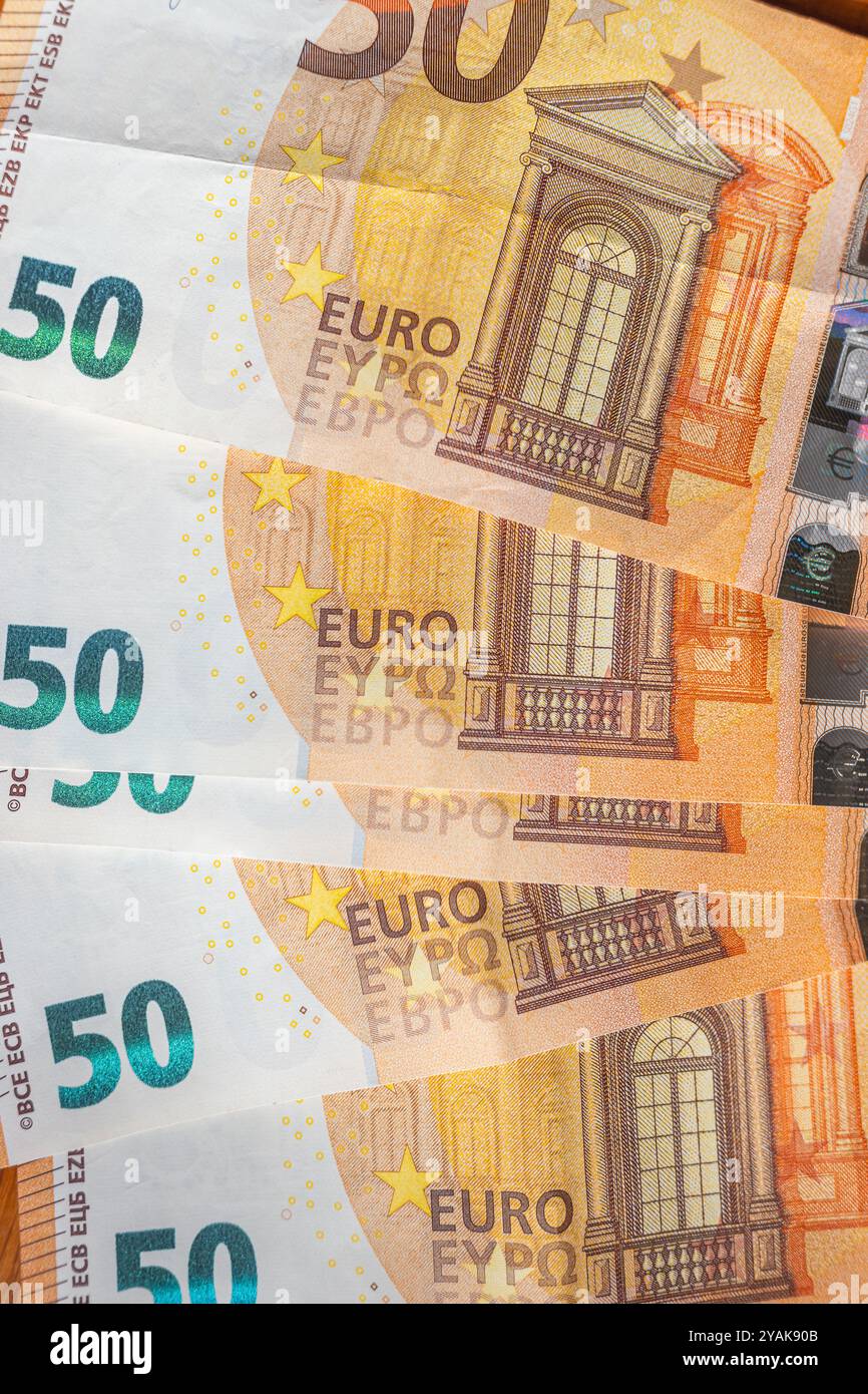 50 banconote in euro, valuta ufficiale dell’Unione europea. Concetto di background economico Foto Stock