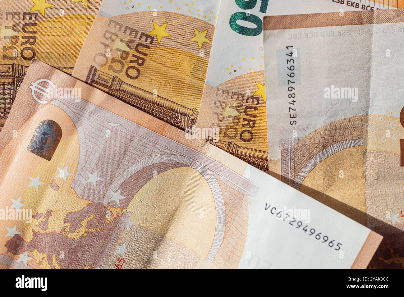 Diverse banconote da 50 euro, la valuta ufficiale dell'Unione europea. Concetto di background economico Foto Stock