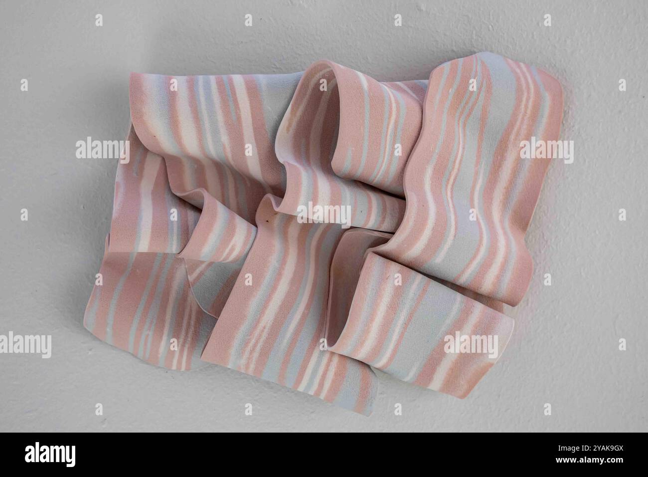 Cut 24-6, un'arte ceramica nerikomi di Jaea Chang presso l'Art Center Purnu's Summer Exhibition Observation a Orivesi, Finlandia Foto Stock