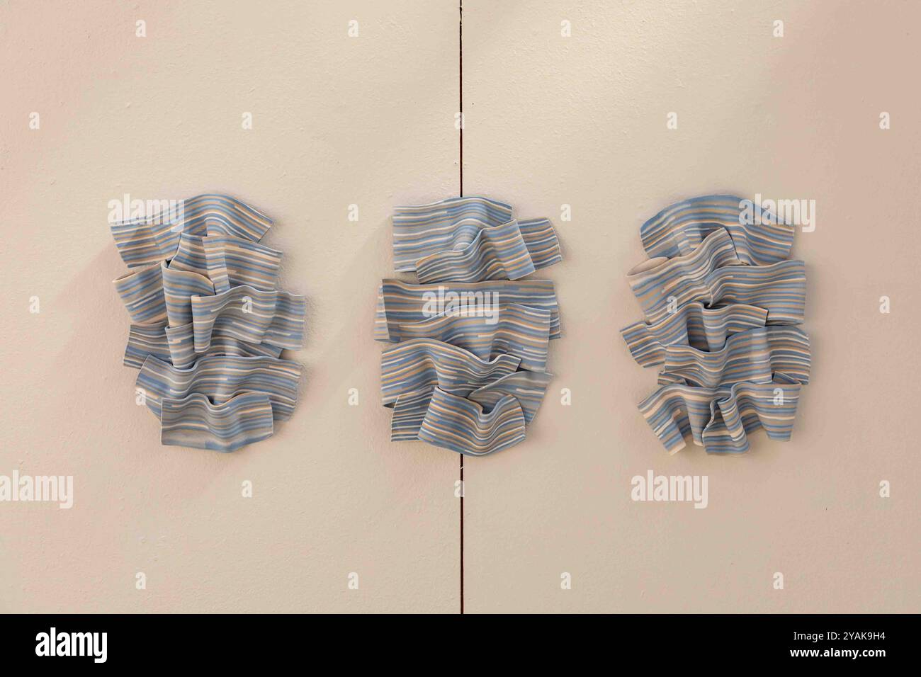 Tagliare 23-1, tagliare 23-2 e tagliare 23-2. Arte ceramica nerikomi di Jaea Chang presso l'esposizione estiva di osservazione dell'Art Center Purnu ad Orivesi, Finlandia. Foto Stock