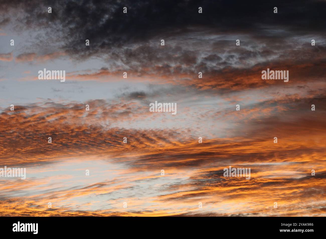 Cielo e nuvole sfondo spettacolare con colori arancioni. Foto Stock