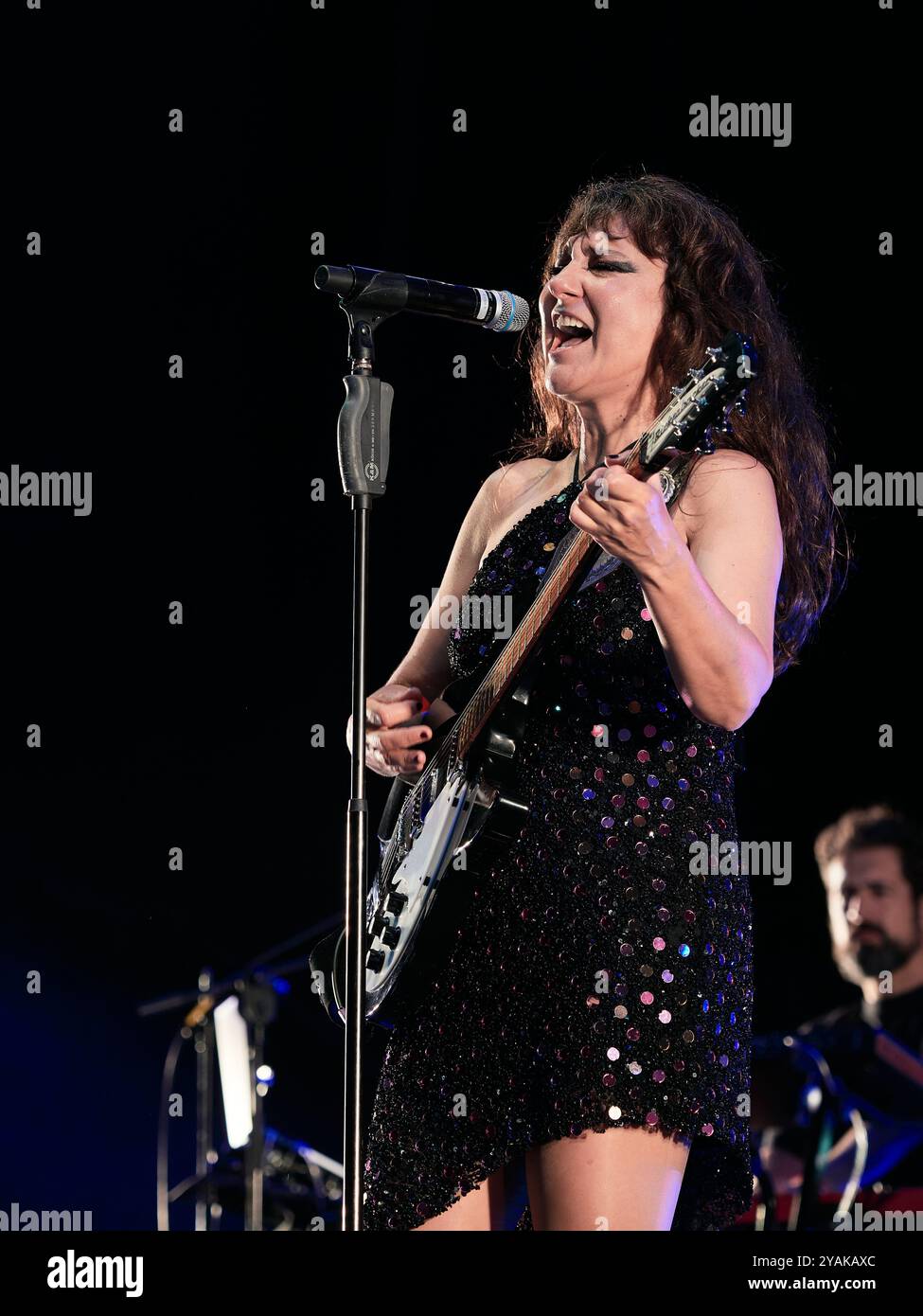 Amaral durante il concerto al Festival Cruilla, a Barcellona, nel luglio 2024. Amaral è un duo rock spagnolo di Saragozza, che ha venduto più di quattro milioni di dollari Foto Stock