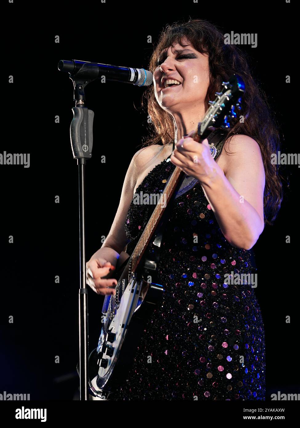 Amaral durante il concerto al Festival Cruilla, a Barcellona, nel luglio 2024. Amaral è un duo rock spagnolo di Saragozza, che ha venduto più di quattro milioni di dollari Foto Stock