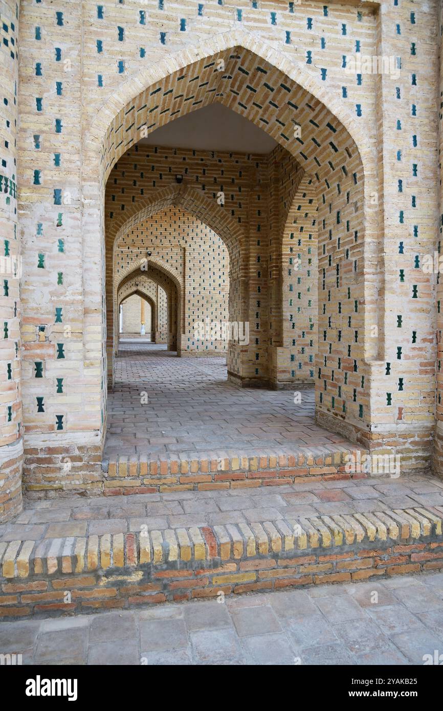 Prospettiva corridoio ad arco all'interno del complesso Besh Khovli. XIX secolo. Khiva. Uzbekistan Foto Stock