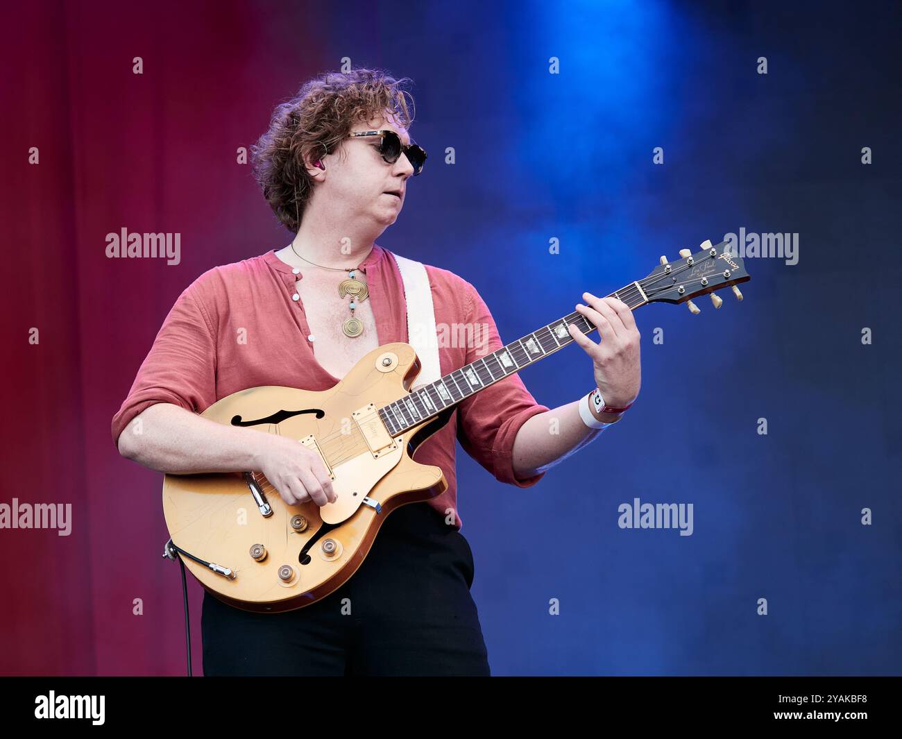 I Kooks durante il concerto al Festival Cruilla, a Barcellona, nel luglio 2024. I Kooks sono un gruppo musicale pop-rock inglese formatosi nel 2004 a Brighton. Il Foto Stock