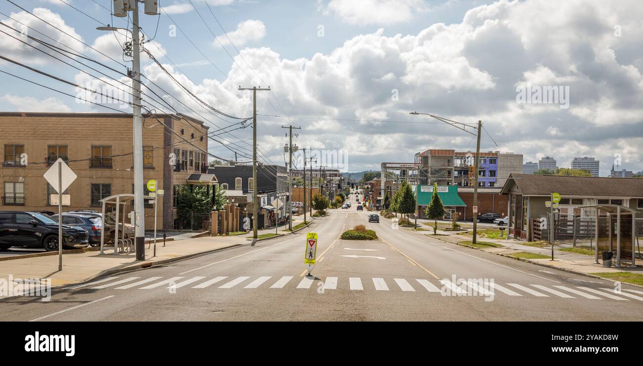 Knoxville, Tennessee, USA - settembre 18, 2024: Ampia vista sulla strada del quartiere chiamata "Happy Holler". N. Central Street. Foto Stock