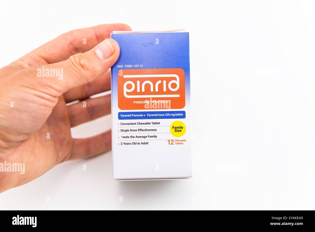 Avon, Stati Uniti d'America - 4 agosto 2022: Medicazione Pinworm medicazione Pinrid contro parassita umano worm rotaia, mano tenuta su sfondo bianco Foto Stock