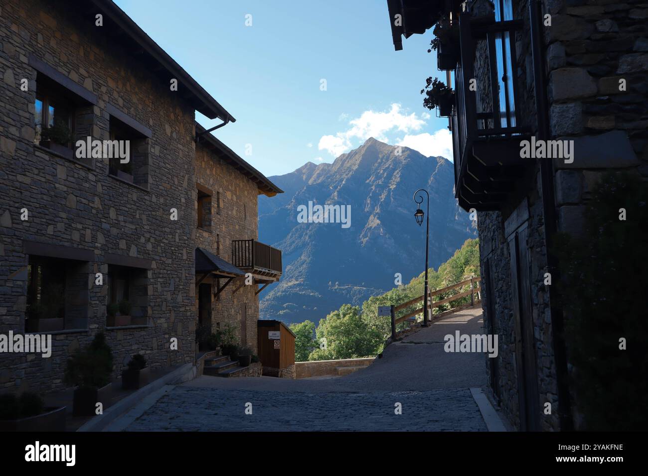 Piccole strade dell'affascinante villaggio di Taüll con i Pirenei spagnoli sullo sfondo Foto Stock
