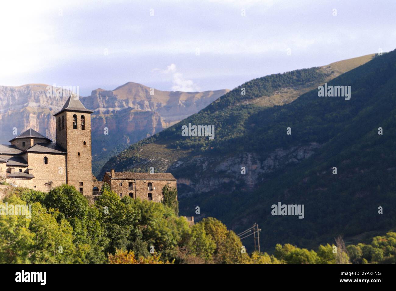 La città di Torla vicino al parco nazionale di Ordesa nei Pirenei spagnoli. Foto Stock