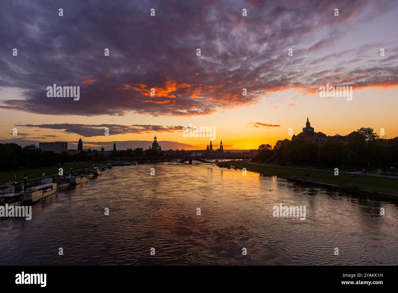 Dresda silhouette am Abend die historische Altstadt von Dresden bei Sonnenuntergang mit Elbdampfern. Dresda Sachsen Deutschland *** Dresda sagoma serale della storica città vecchia di Dresda al tramonto con i piroscafi dell'Elba Dresda Sassonia Germania Foto Stock