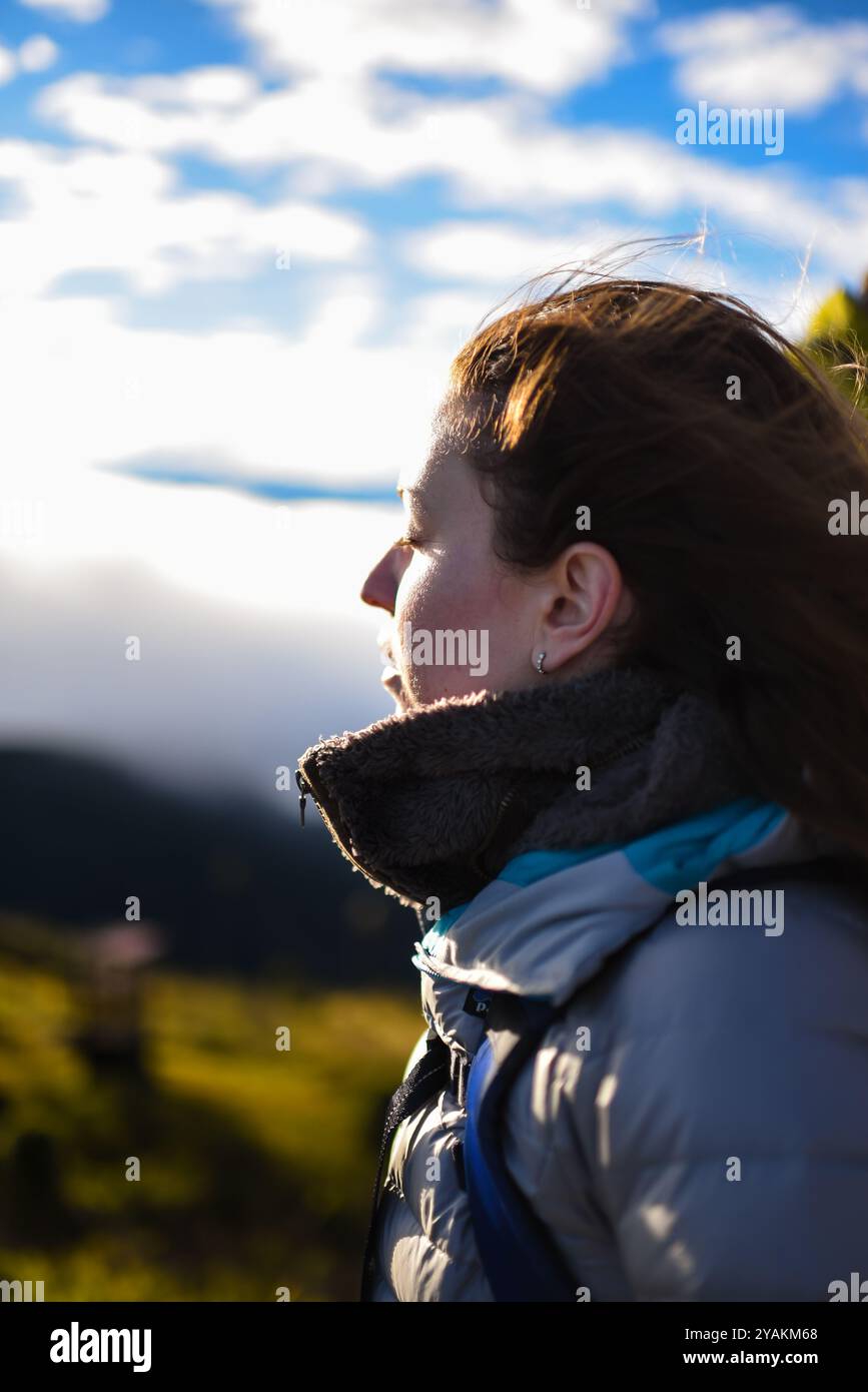 Giovane donna che si gode la brezza tra le montagne della Sierra Nevada de Santa Marta, Colombia Foto Stock