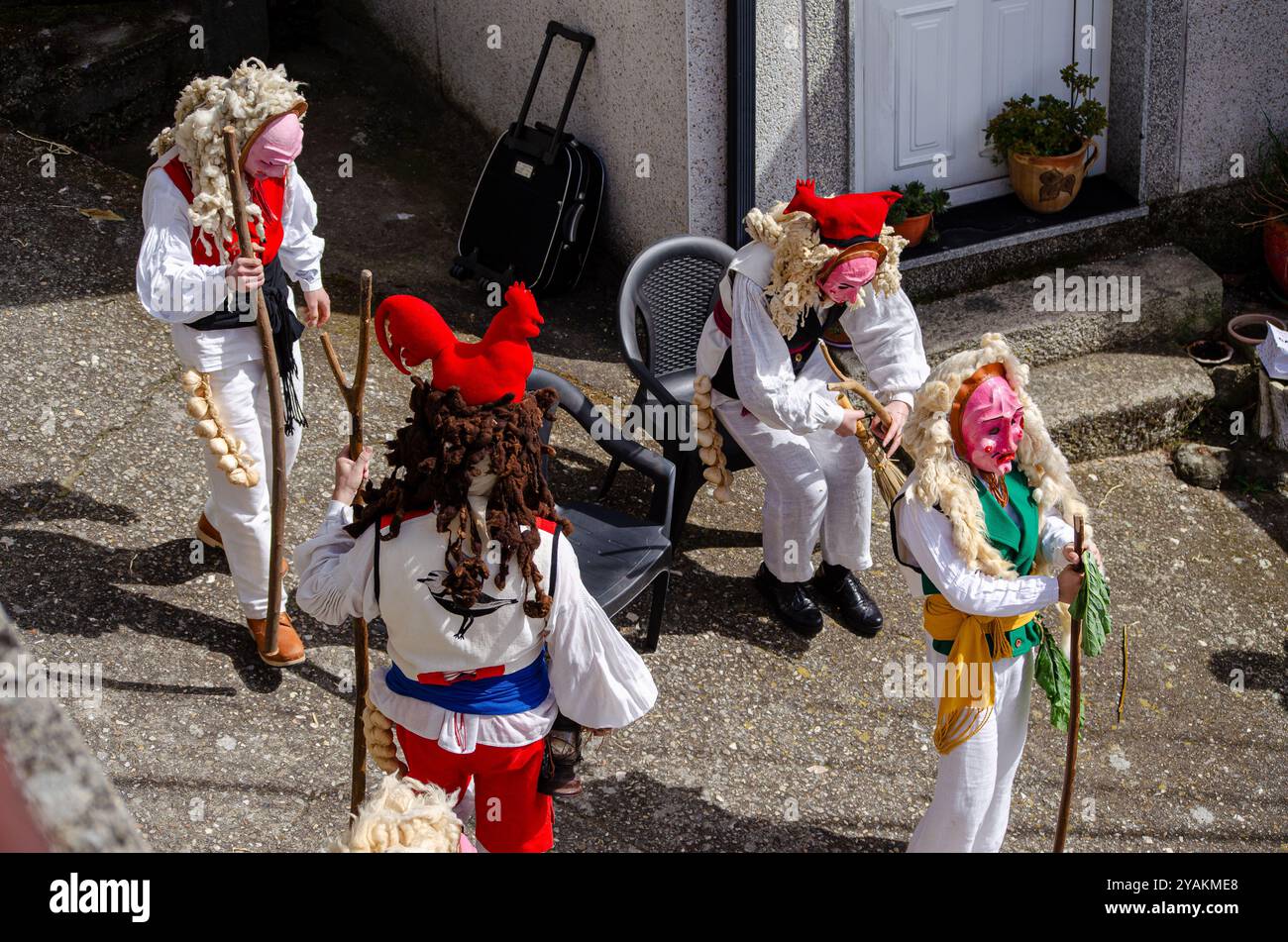 Maschera tradizionale del famoso carnevale di Vigo chiamata Merdeiros Foto Stock