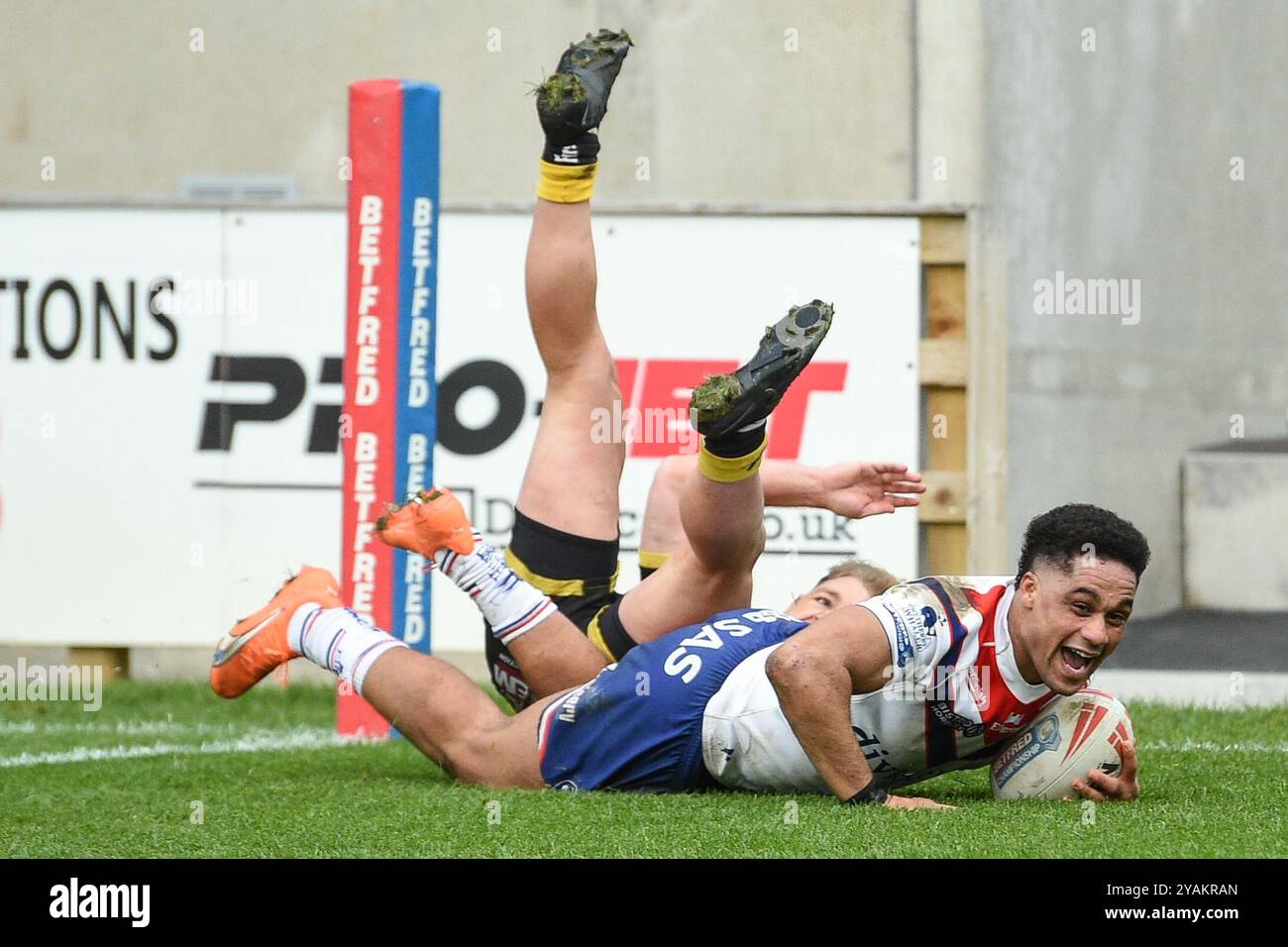 Wakefield, Inghilterra - 13 novembre 2024 - Derrell Olpherts di Wakefield Trinity corre a segnare meta. Rugby League, semifinale del Betfred Championship, Play Off., Wakefield Trinity vs York Knights al DIY Kitchens Stadium, Wakefield, UK Dean Williams Foto Stock