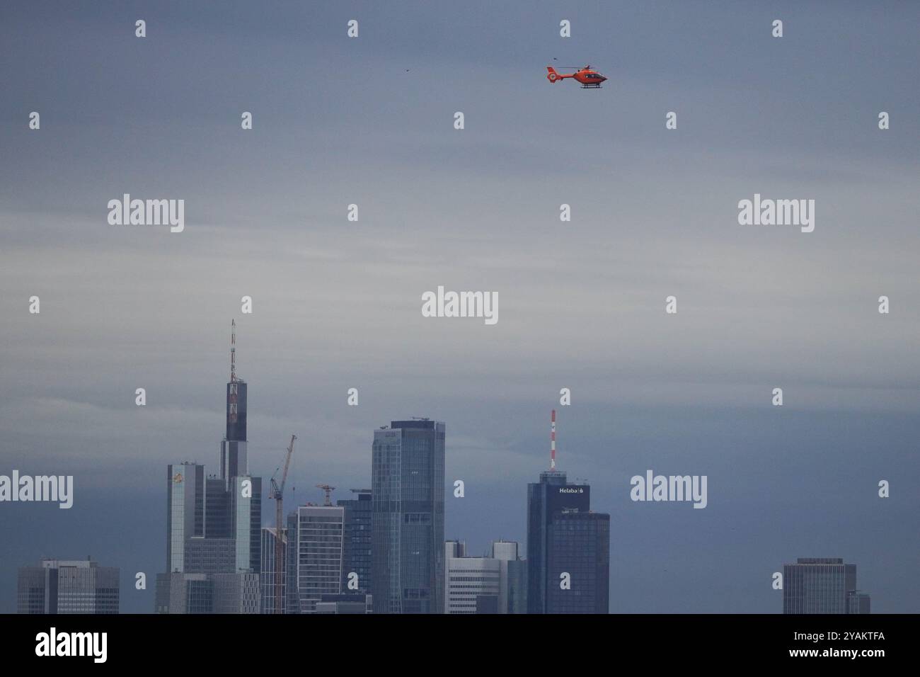 Francoforte, Assia, Germania. 14 ottobre 2024. Un elicottero vola sopra gli edifici del quartiere finanziario di Francoforte, Germania. Crediti: ZUMA Press, Inc./Alamy Live News Foto Stock