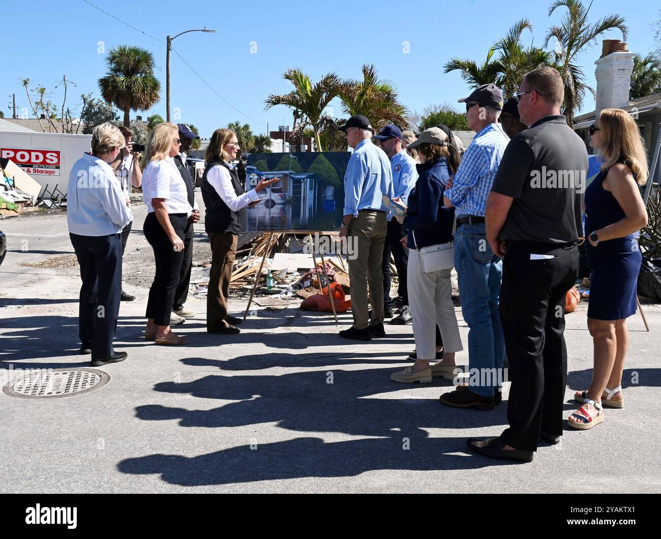 St Petersburg Beach, Stati Uniti. 13 ottobre 2024. U. Il presidente Joe Biden, a destra, è informato sugli sforzi di risposta e recupero in seguito agli uragani Helene e Milton dall'amministratore della FEMA Deanne Criswell, a sinistra, 13 ottobre 2024, a San Pietroburgo, spiaggia, Florida. Crediti: Adam Schultz/White House Photo/Alamy Live News Foto Stock