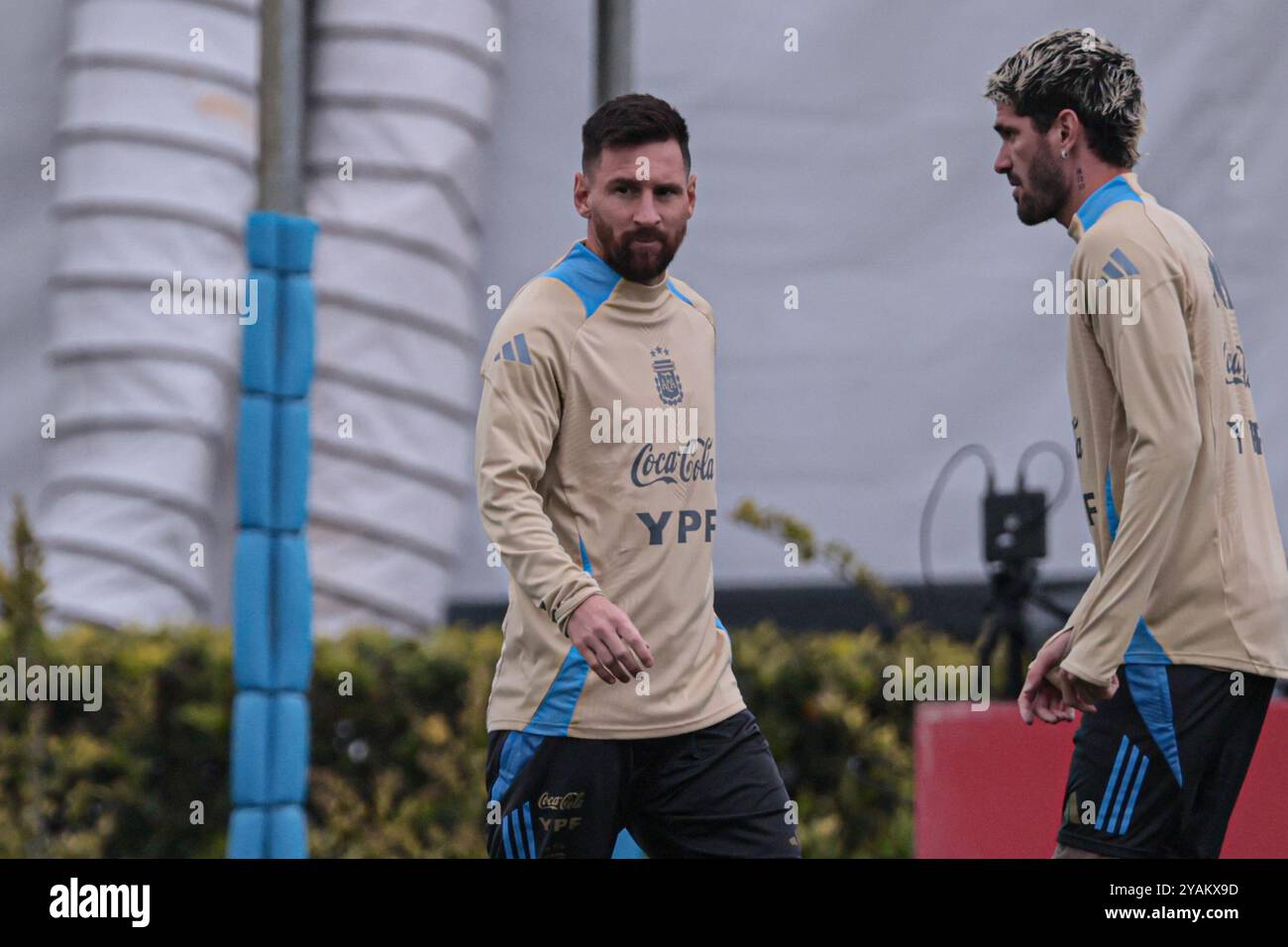 Buenos Aires, Argentina - 14 ottobre 2024: Lionel messi si è allenato normalmente con la nazionale argentina. L'attaccante torna a indossare la maglia sul suolo di casa dopo aver perso la partita precedente al Monumental Stadium, avendo già giocato in trasferta contro il Venezuela. Foto: Foto UNAR Foto Stock