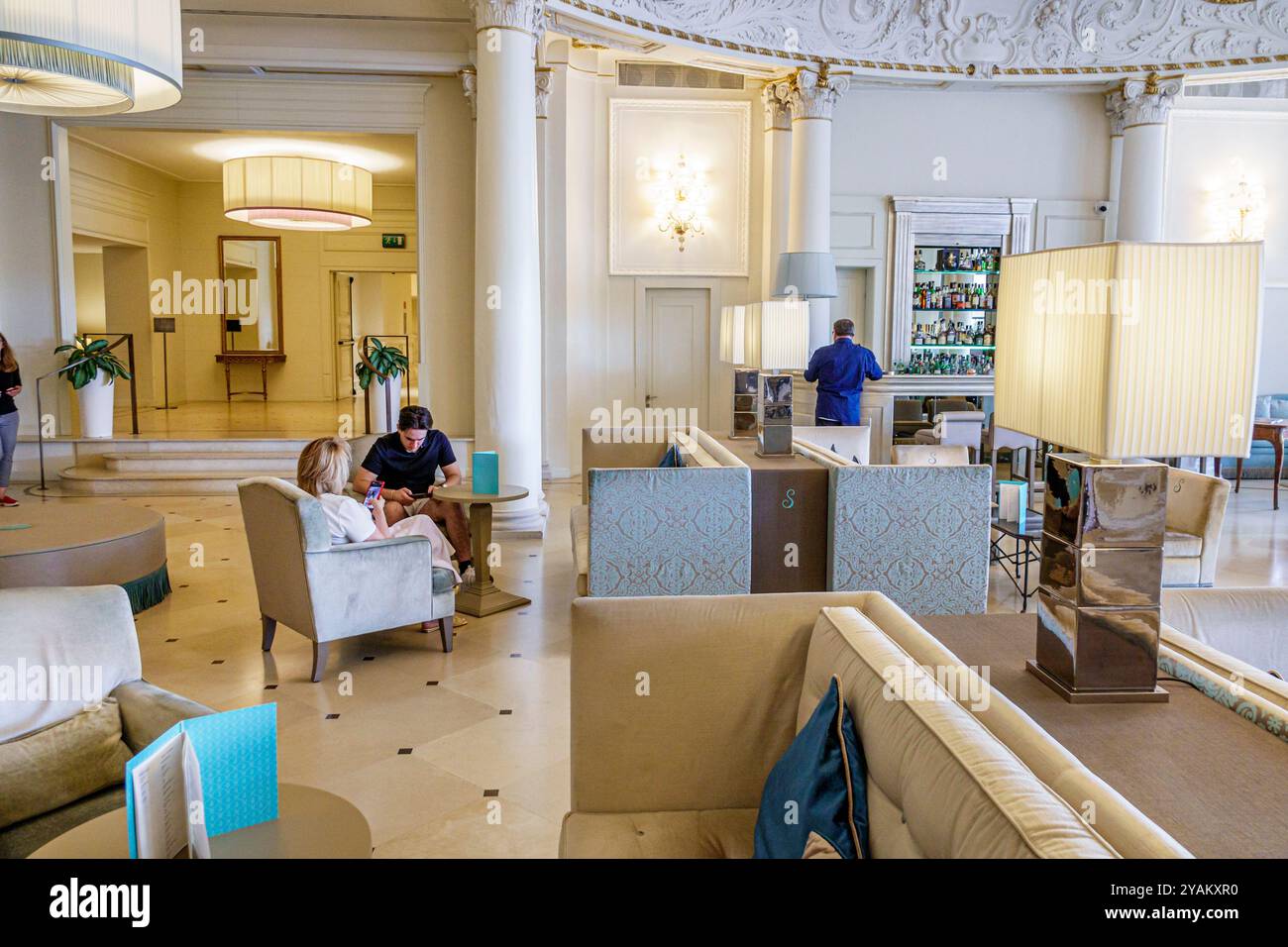 Trieste, Riva del Mandracchio, Savoia Excelsior Palace, hotel a 5 stelle, architettura neoclassica, stile Belle Epoque, lobby per coppie di uomini e donne, INS Foto Stock