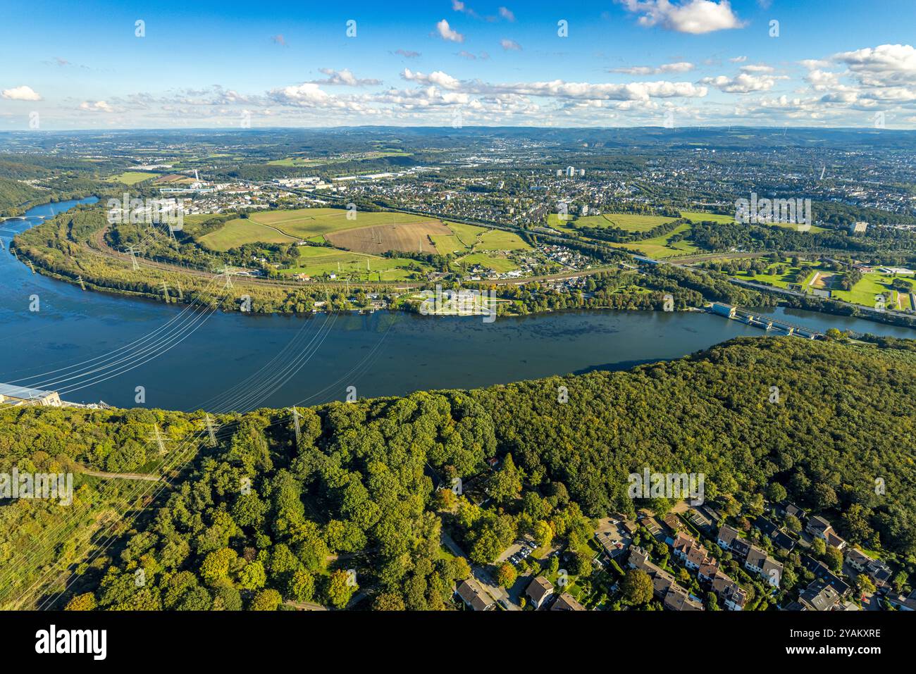 Luftbild, Hengsteysee und Hagen Boele, Bahngleise Hagen und Autobahn A1, Strandhaus Salitos Beach Hengsteysee mit Freibad Südufer, Fernsicht und blauer Himmel mit Wolken, Boele, Hagen, Ruhrgebiet, Nordrhein-Westfalen, Deutschland ACHTUNGxMINDESTHONORARx60xEURO *** Vista aerea, Hengsteysee e Hagen Boele, binari ferroviari Hagen e autostrada A1, casa sulla spiaggia Salitos Beach Hengsteysee con piscina esterna a sud, vista lontana e cielo blu con nuvole, Boele, Hagen, zona della Ruhr, Renania settentrionale-Vestfalia, Germania ATTENTIONxMINDESTHONORARx60xEURO Foto Stock