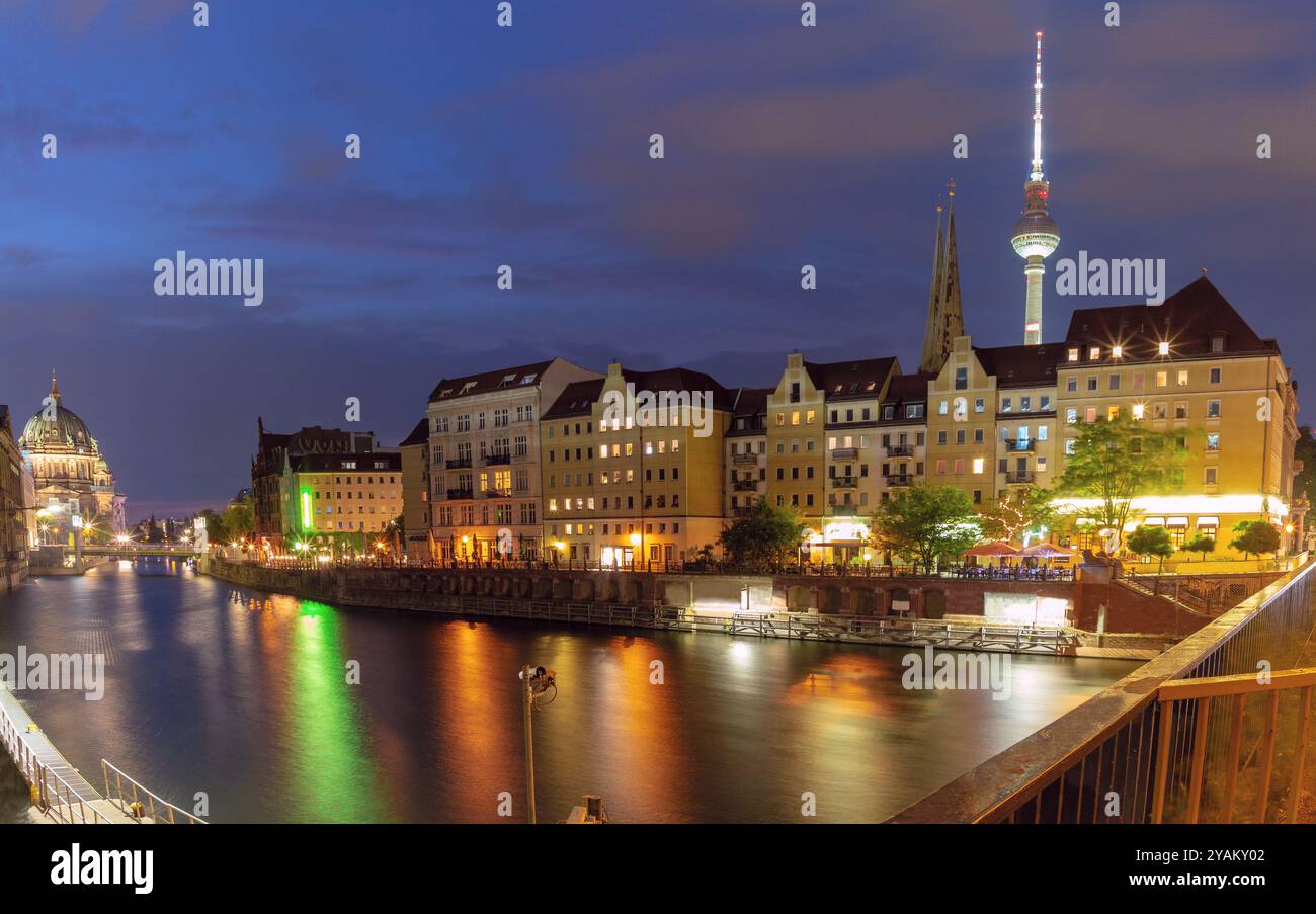 Vista notturna della Cattedrale di Berlino e della Torre della televisione illuminata, con riflessi sul fiume Sprea e sullo storico quartiere Nikolaiviertel a Berli Foto Stock