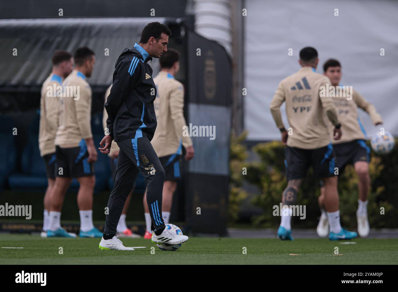 Buenos Aires, Argentina - 14 ottobre 2024: Lionel messi si è allenato normalmente con la nazionale argentina. L'attaccante torna a indossare la maglia sul suolo di casa dopo aver perso la partita precedente al Monumental Stadium, avendo già giocato in trasferta contro il Venezuela. Foto: Foto UNAR Foto Stock