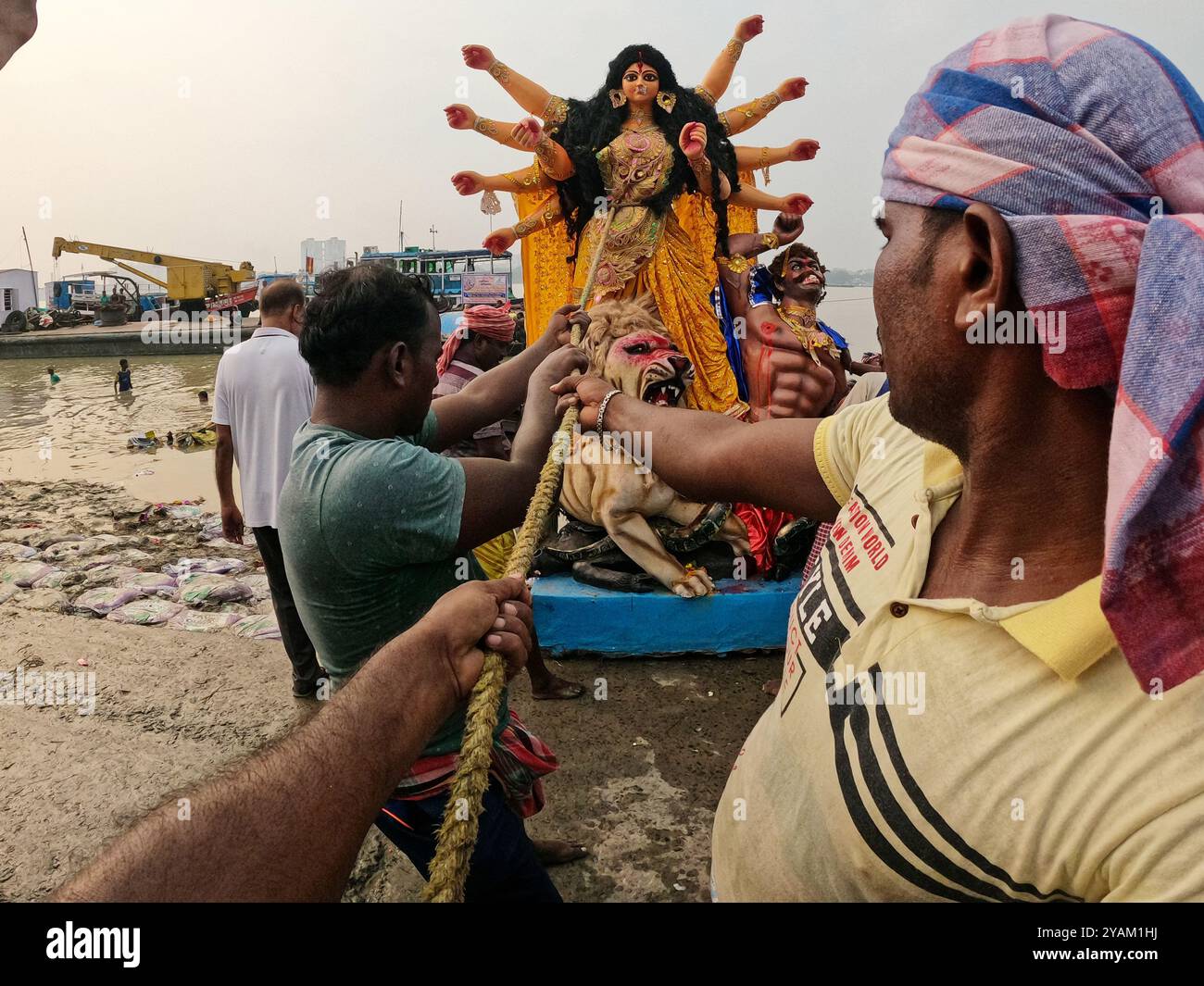 Kolkata, India. 13 ottobre 2024. I devoti immergono un idolo della dea indù Durga nel fiume Hooyal durante la cerimonia di immersione di Durga Puja, che segna l'ultimo giorno delle celebrazioni del Durga Puja. Il 13 ottobre 2024 a Kolkata, India. (Foto di Dipa Chakraborty/ credito: Eyepix Group/Alamy Live News Foto Stock