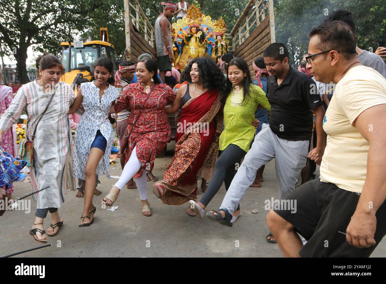 Kolkata, India. 13 ottobre 2024. Donne che ballano con Dhunachi durante la processione di immersione dell'idolo della dea Durga, che segna l'ultimo giorno delle celebrazioni del Durga Puja Festival. Il 13 ottobre 2024 a Kolkata, India. (Foto di Dipa Chakraborty/ credito: Eyepix Group/Alamy Live News Foto Stock