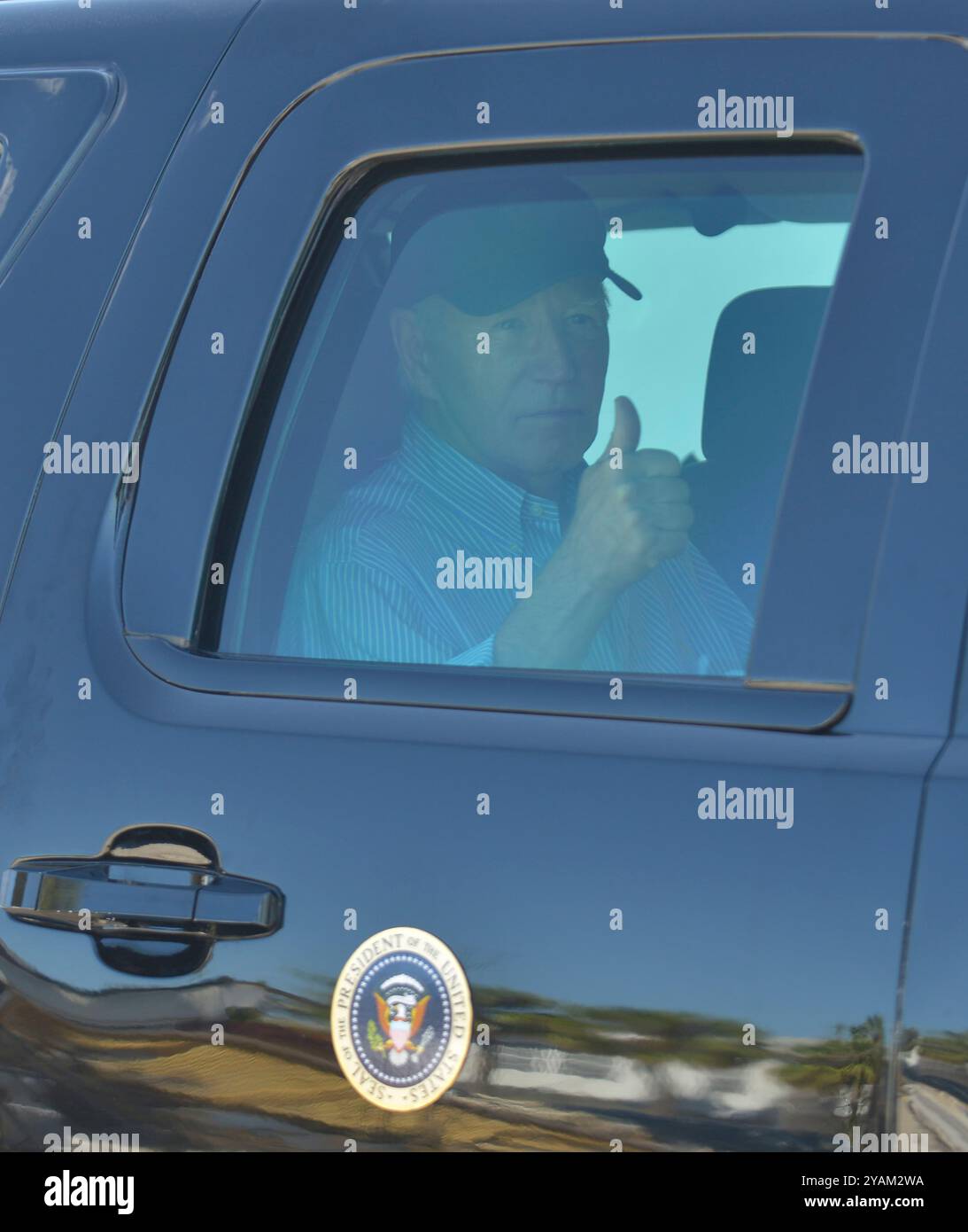 St Pete Beach, Florida, Stati Uniti. 13 ottobre 2024. Il presidente degli Stati Uniti Joe Biden siede nel suo veicolo e viene protetto dai servizi segreti degli Stati Uniti dopo aver tenuto una conferenza stampa e aver visitato i danni causati dall'uragano Helene e Milton a St Pete Beach, Florida. Biden ha visitato la zona in quanto si occupa di uragani back-to-back che hanno causato ingenti danni. Crediti: Mpi10/Media Punch/Alamy Live News Foto Stock