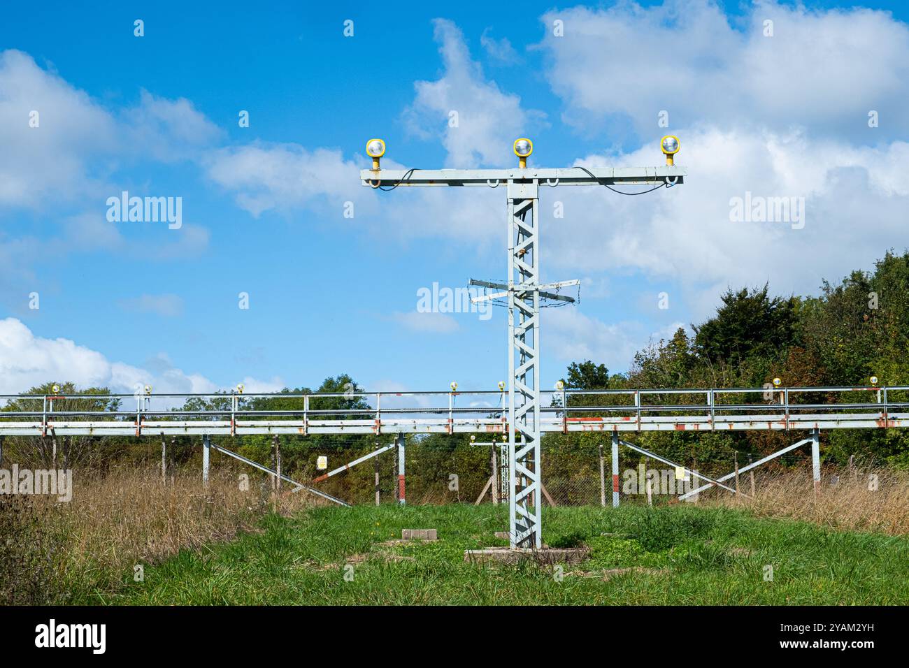 Avvicinarsi alle luci in un campo alla fine della pista di un aeroporto Foto Stock