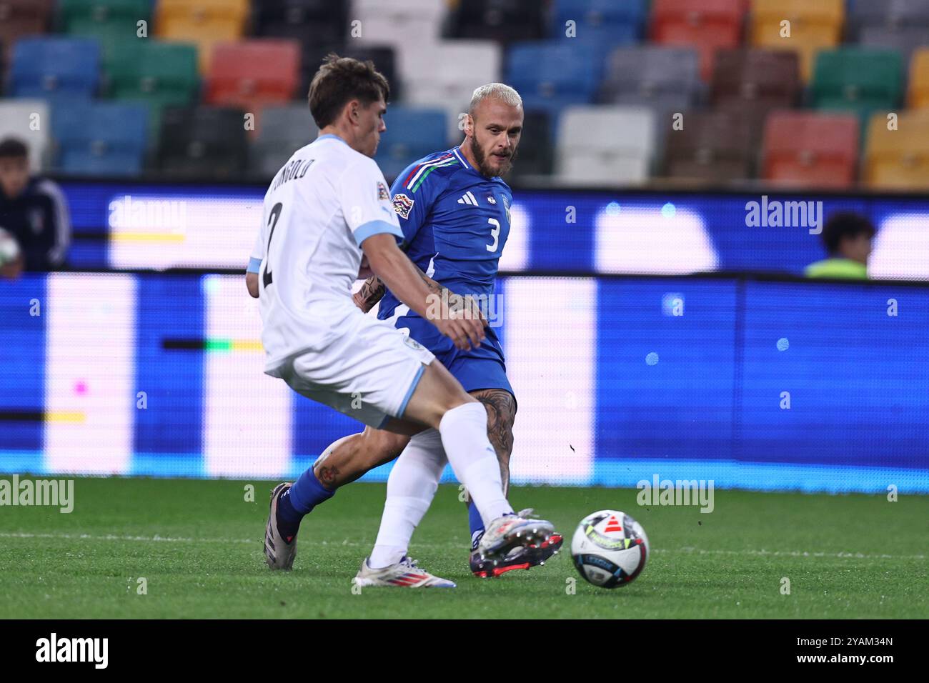 Udine, Italia. 14 ottobre 2024. Federico Dimarco (Italia) Ilay Faingold (Israele) durante la partita di UEFA Nations League 2024 2025 tra Italia 4-1 Israele allo Stadio Friuli il 14 ottobre 2024 a Udine. Crediti: Maurizio Borsari/AFLO/Alamy Live News crediti: Aflo Co.. Ltd./Alamy Live News Foto Stock