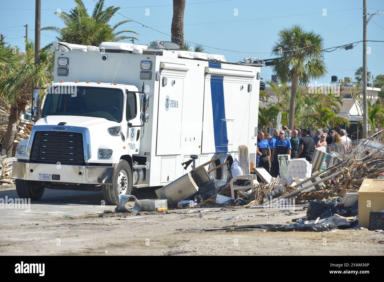 St Pete Beach, Florida, Stati Uniti. 13 ottobre 2024. Un parcheggio per camion FEMA vicino a detriti e danni causati dall'uragano Milton mentre il presidente degli Stati Uniti Joe Biden incontra il soccorritore dopo aver visitato l'area dei danni causati dall'uragano Helene e Milton a St Pete Beach, Florida. Biden ha visitato la zona in quanto si occupa di uragani back-to-back che hanno causato ingenti danni. Il bilancio delle vittime di Milton salì ad almeno 16, i funzionari della Florida dissero e milioni erano ancora senza potere. Crediti: Mpi10/Media Punch/Alamy Live News Foto Stock