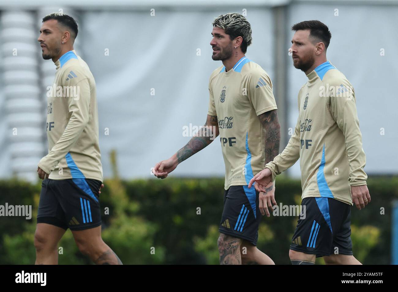 Buenos Aires, Argentina. 14 ottobre 2024. L'attaccante argentino Lionel messi (R), il centrocampista Rodrigo De Paul (C) e il centrocampista Leandro Paredes durante una sessione di allenamento a Ezeiza, provincia di Buenos Aires, il 14 ottobre 2024, in vista delle partite di qualificazione alla Coppa del mondo FIFA 2026 contro la Bolivia. Crediti: Alejandro Pagni/Alamy Live News Foto Stock