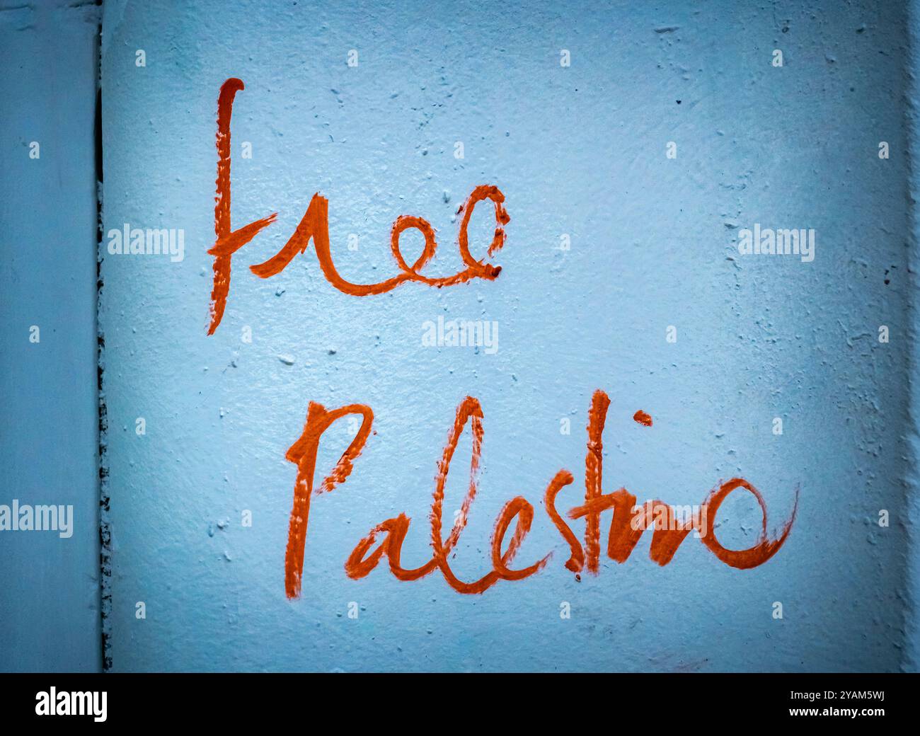 Firmi con la scritta "Palestina libera” in segno di protesta contro la guerra a Gaza. Foto Stock