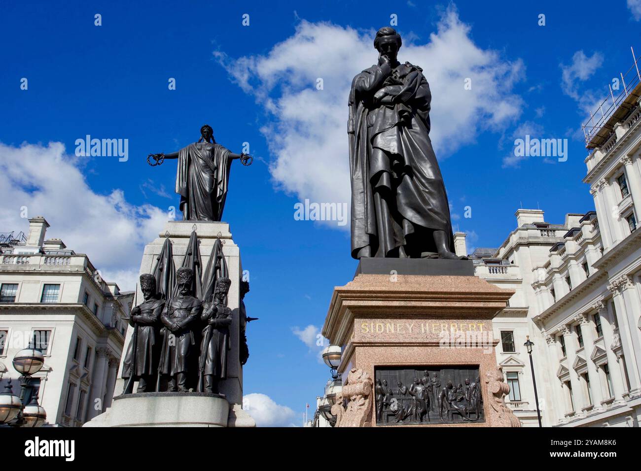 Le Guardie E Le Statue Sidney Herbert, Crimea War Memorial, Waterloo Place, St James'S, City Of Westminster, Londra, Inghilterra. Foto Stock