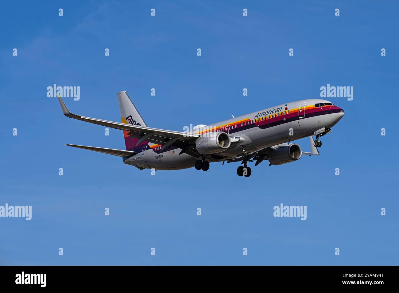 Aeroporto internazionale Sky Harbor, 10-12-24 Phoenix AZ USA American Airlines Boeing 737-800 N917NN arrivo in 8 presso l'aeroporto internazionale Sky Harbor Foto Stock