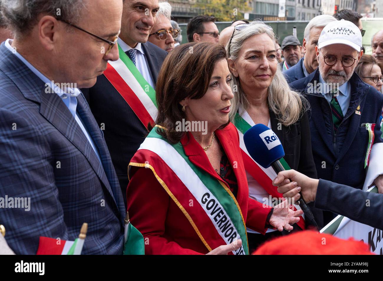 New York, New York, Stati Uniti. 14 ottobre 2024. Il Governatore Kathy Hochul e l'Ambasciatrice italiana negli Stati Uniti Mariangela Zappia partecipano alla parata annuale del Columbus Day 2024 sulla 5th Avenue a Manhattan, New York il 14 ottobre 2024 (Credit Image: © Lev Radin/ZUMA Press Wire) SOLO PER USO EDITORIALE! Non per USO commerciale! Crediti: ZUMA Press, Inc./Alamy Live News Foto Stock