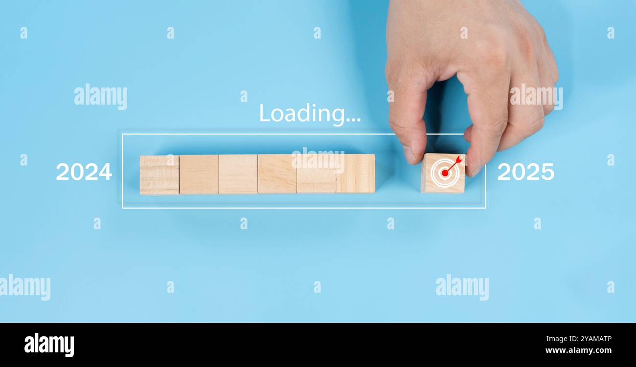 Assemblare manualmente il cubo di legno per aggiornare la tecnologia scaricando lo stato della barra degli strumenti da 2024 a 2025. Buon Natale e felice anno nuovo. Foto Stock