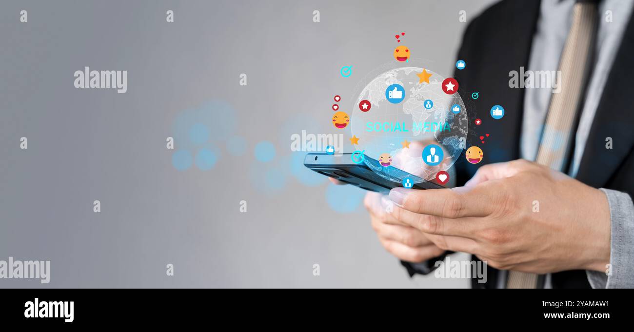 Concetto di social media e comunicazione digitale online, uomo che utilizza smartphone con icone di mi piace sui social media. Commenti, mi piace e nuovi follower, commu Foto Stock