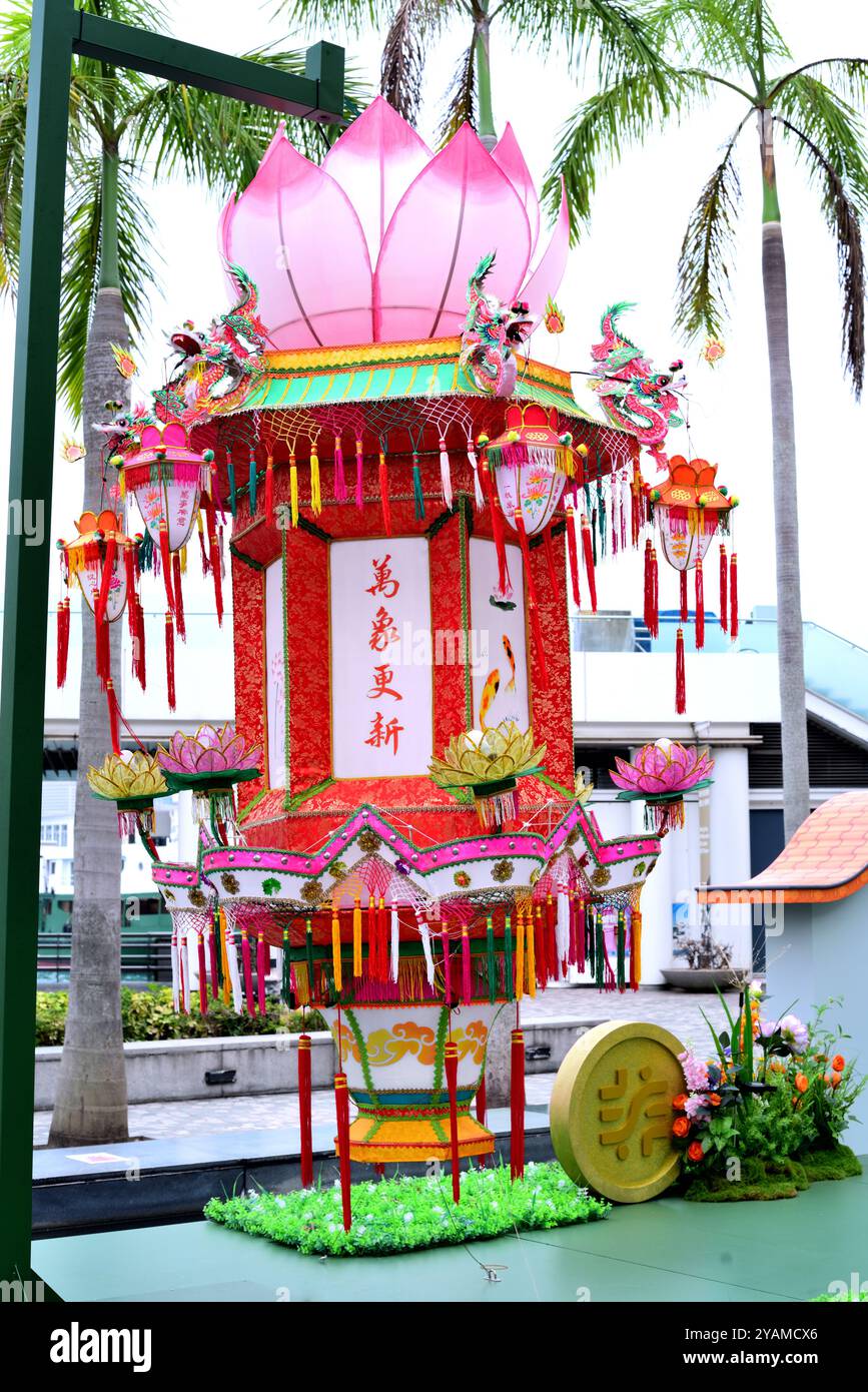 Tradizionale lanterna sfaccettata appesa lungo la passeggiata di Tsim Sha Tsui per celebrare il capodanno cinese Foto Stock