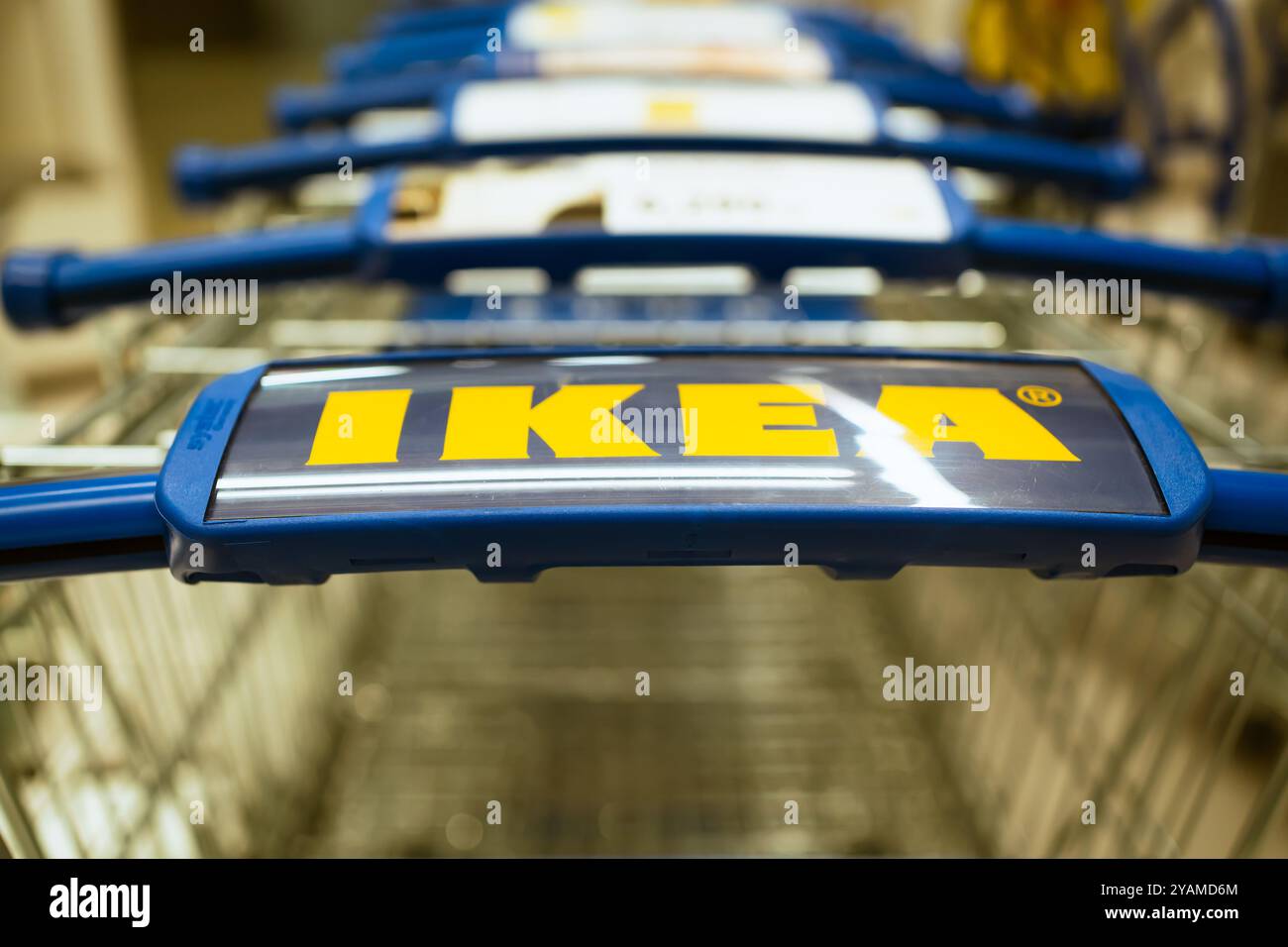Bangkok, Thailandia - 21 settembre 2024: Ikea, un marchio svedese di mobili a scomparsa, logo su un carrello. Foto Stock