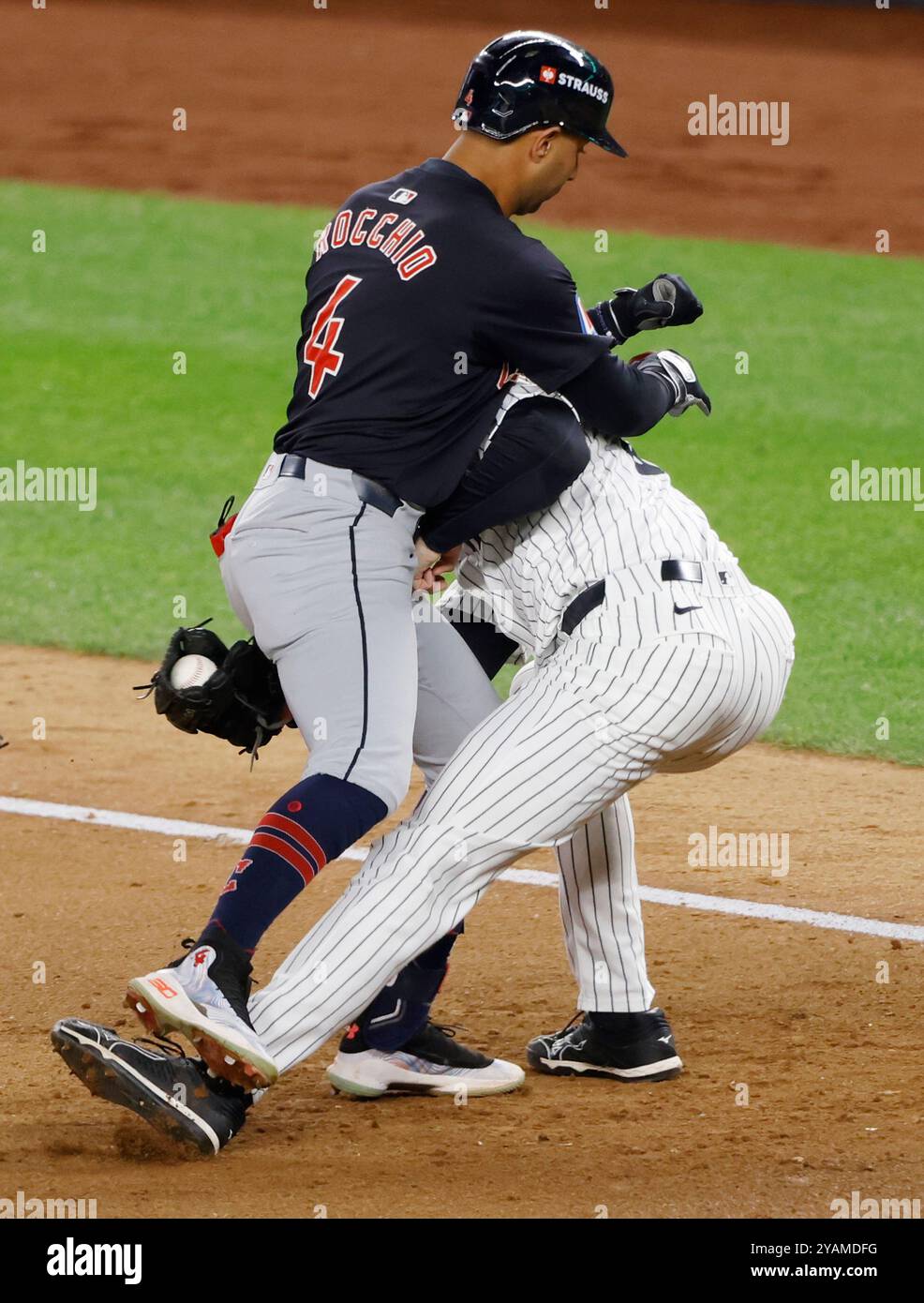 New York, Stati Uniti. 14 ottobre 2024. Il lanciatore dei New York Yankees Tim Hill interferisce con i Cleveland Guardians Brayan Rocchio dopo che Rocchio ha cantato nell'ottavo inning in gara uno delle MLB ALCS allo Yankee Stadium di New York City lunedì 14 ottobre 2024. Foto di John Angelillo/UPI credito: UPI/Alamy Live News Foto Stock