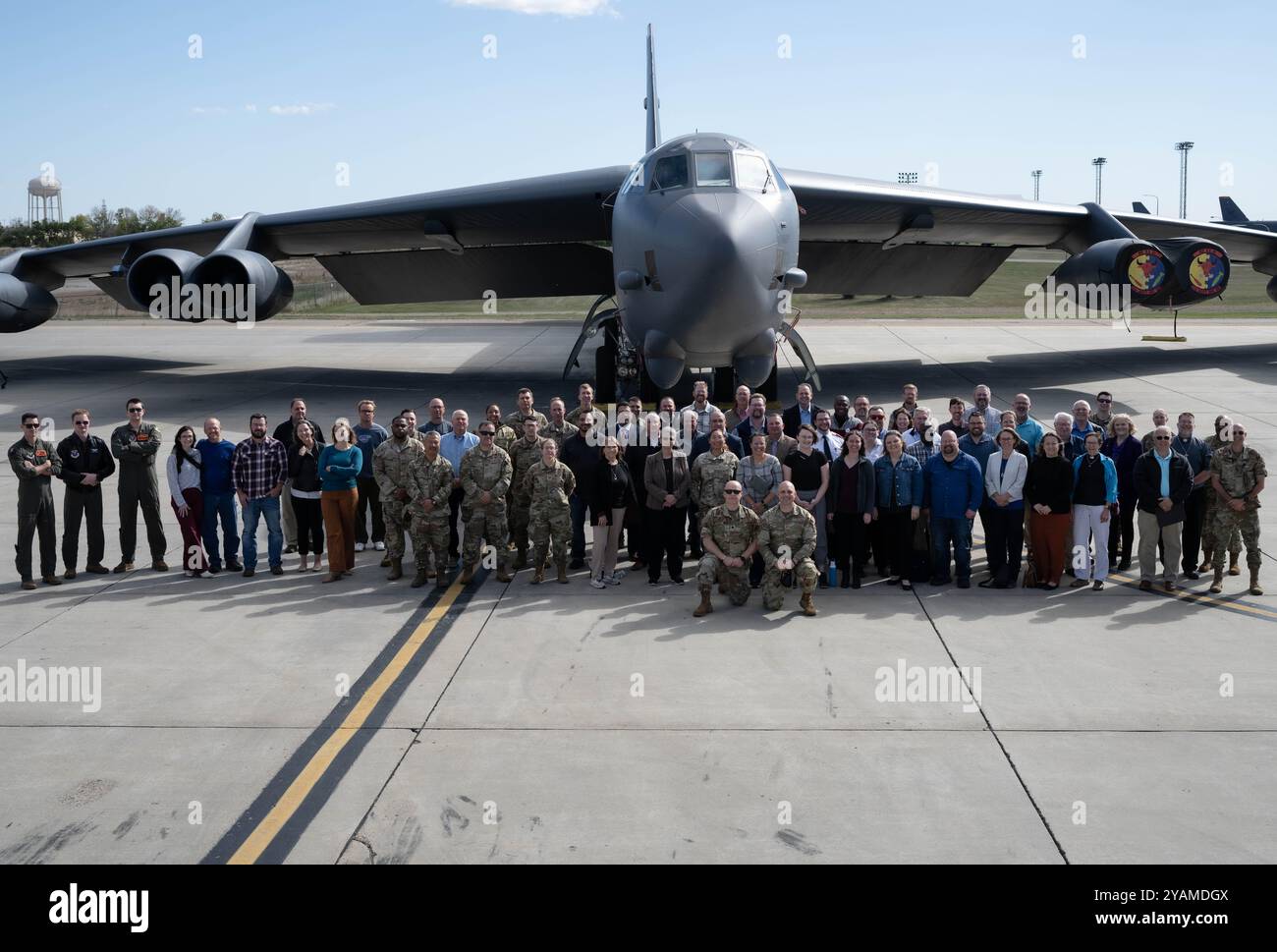 I leader religiosi della città di Minot e gli aviatori della base aerea di Minot posano per una foto di gruppo di fronte a un B-52H Stratofortress durante il tour del 5th Bomb Wing (5 BW) Chaplain Corps Clergy Day presso la Minot Air Force base, North Dakota, 2 ottobre 2024. Il Minot Air Force Chaplain Corps guidò i leader religiosi locali intorno alla base con l'aiuto di 5 BW e del 91st Missile Wing. Foto Stock