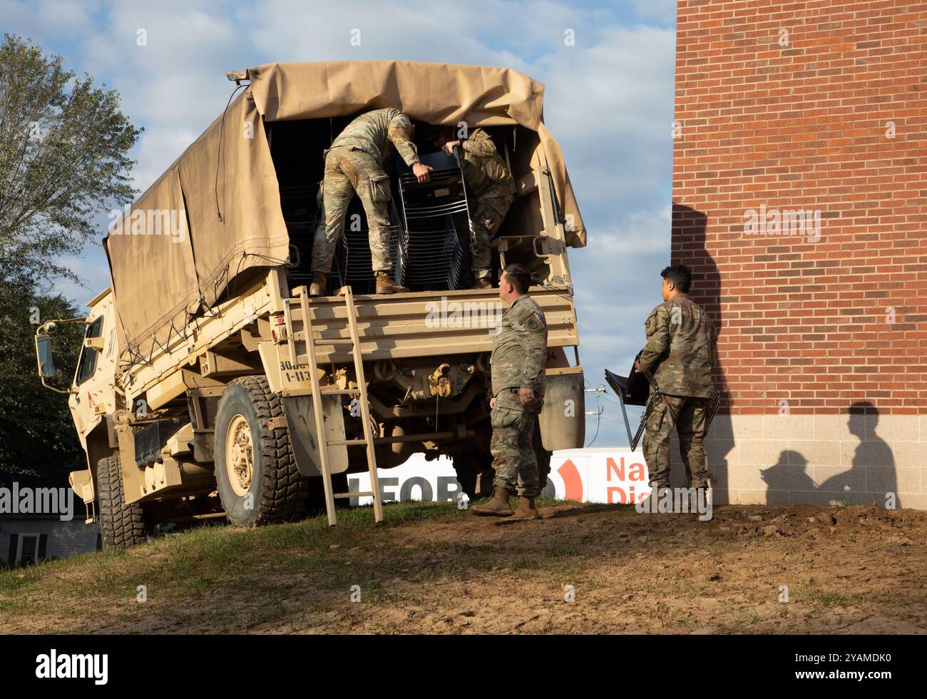 I soldati dell'esercito statunitense con la 30th Armored Brigade Combat Team, la 130th Maneuver Enhancement Brigade e la 65th Field Artillery Brigade spostano le sedie dalla Old Fort Elementary School a Old Fort, North Carolina, 8 ottobre 2024. La scuola elementare si sta trasferendo a causa dei danni provocati dalla tempesta tropicale Helene. (Foto della Guardia Nazionale dell'Esercito degli Stati Uniti a cura di staff Sgt. Denne Allen) Foto Stock
