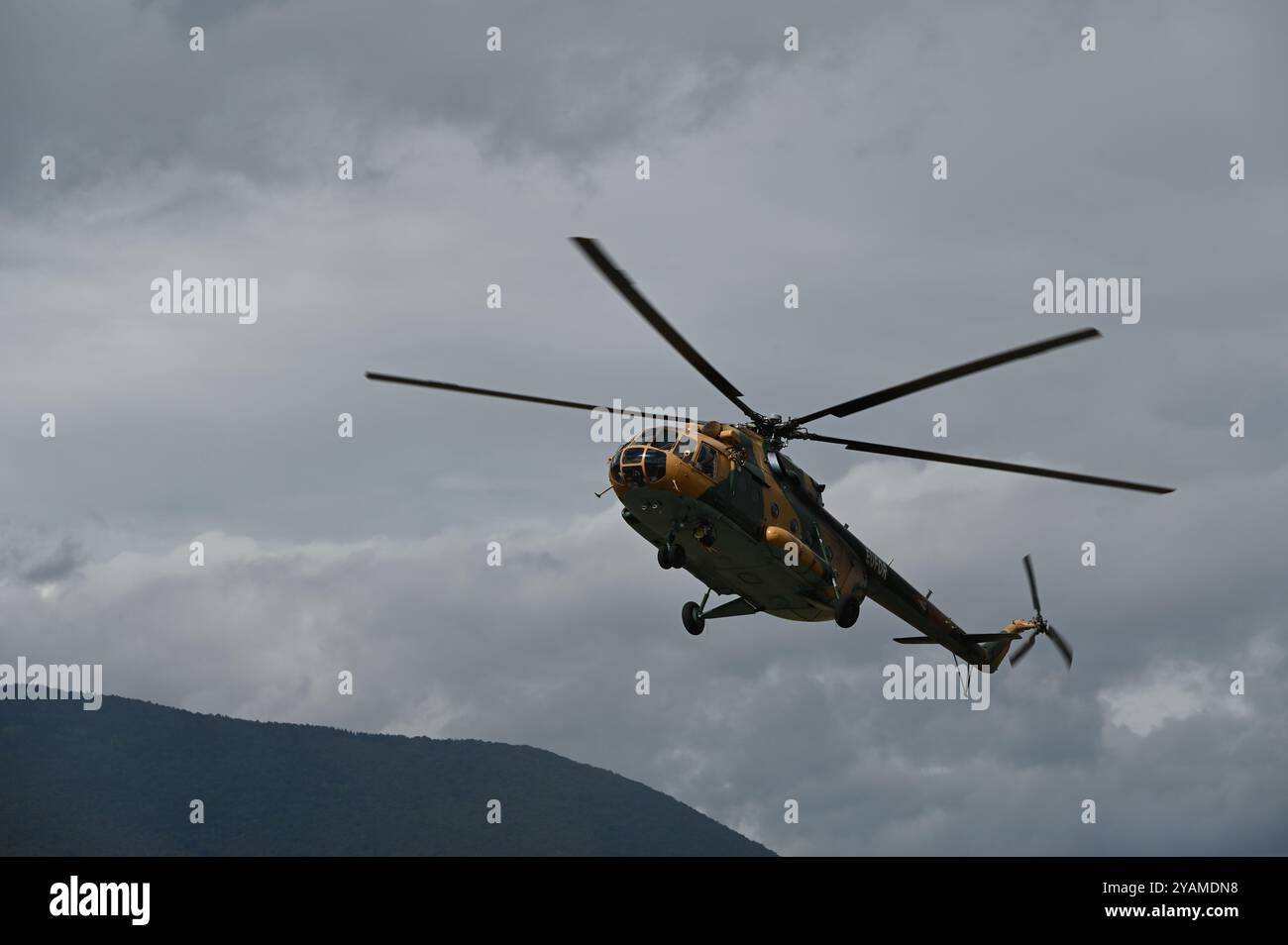 Cerimonia di chiusura dell'esercitazione Quick Response 24, il 13 settembre 2024 a Camp Butmir, Bosnia ed Erzegovina. L'esercitazione ha messo alla prova le forze dell'Unione europea in tutta la Bosnia-Erzegovina sulla loro capacità di eseguire una varietà di scenari di addestramento militare, tra cui il mantenimento della pace, il medevac e il salvataggio degli ostaggi. (Foto U.S. Air Force del Master Sgt. Anthony Kuhn) Foto Stock