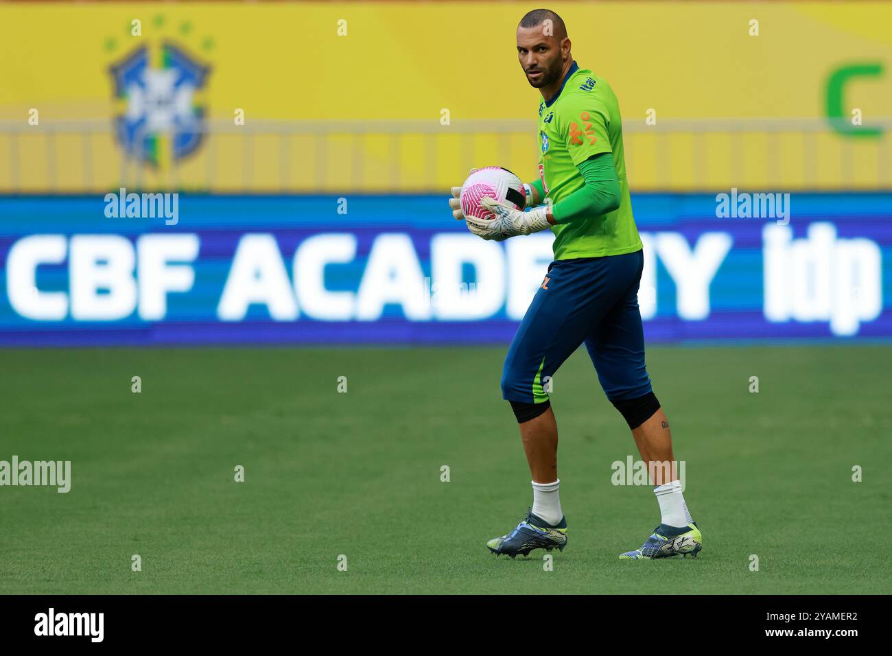 Brasilia, Brasile, 14 ottobre 2024. Il portiere brasiliano Weverton, guarda durante la sessione di allenamento, allo stadio Mane Garrincha, a Brasilia, Brasile, il 14 ottobre 2024. La squadra si sta preparando ad affrontare il Perù nel decimo turno delle qualificazioni sudamericane per la Coppa del mondo FIFA 2026. Foto: Heuler Andrey/DiaEsportivo/Alamy Live News Foto Stock