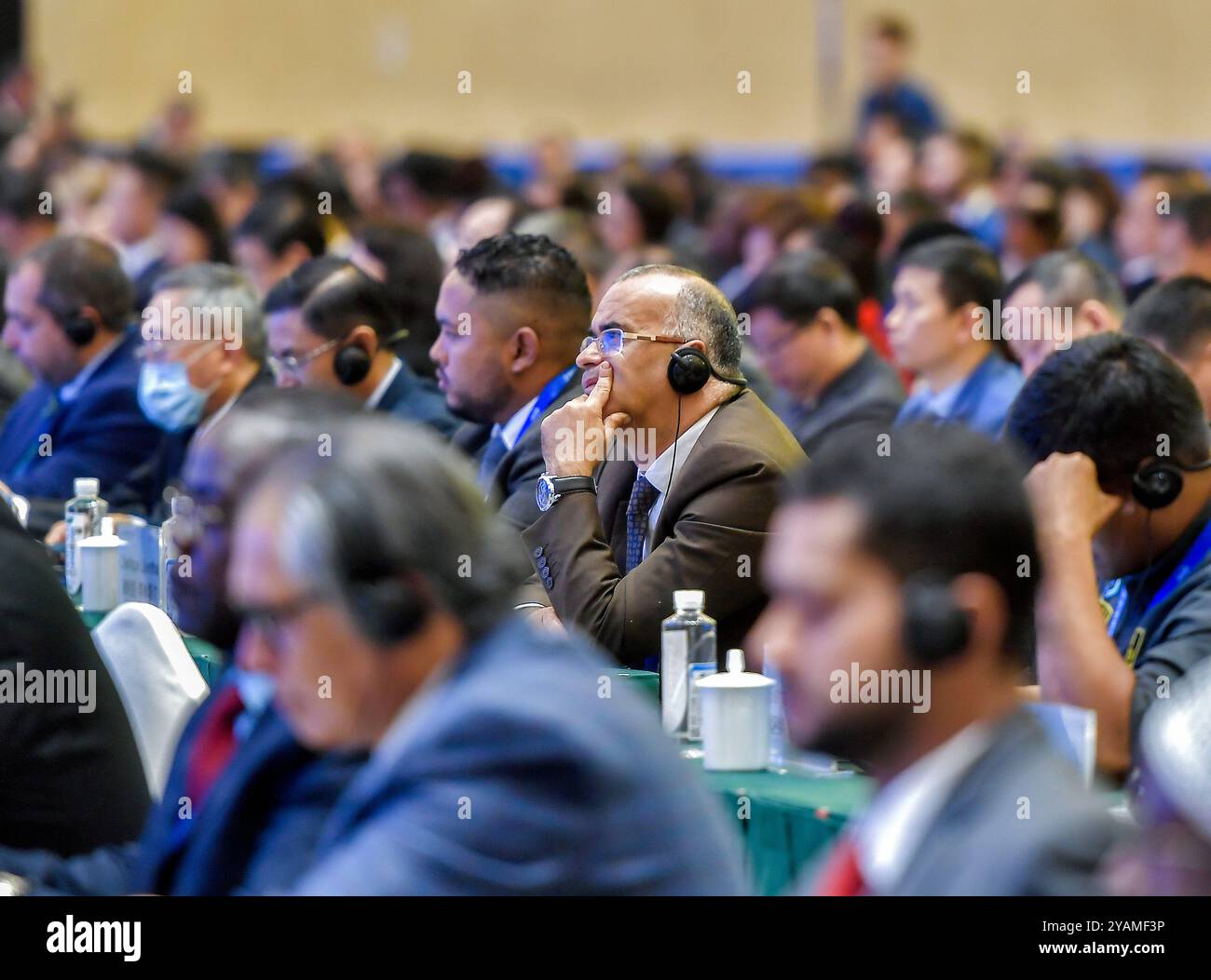 Urumqi, Cina. 14 ottobre 2024. La sessione plenaria del 6° World Media Summit si è tenuta presso lo Xinjiang International Convention and Exhibition Center, con il tema "intelligenza artificiale e trasformazione dei media", il summit ha riunito oltre 500 partecipanti da 106 paesi e regioni, tra cui rappresentanti di 208 media tradizionali, agenzie governative e organizzazioni internazionali, Urumqi, regione autonoma Xinjiang Uygur della Cina nord-occidentale, 14 ottobre 2024. Credito: Liu Xin/China News Service/Alamy Live News Foto Stock