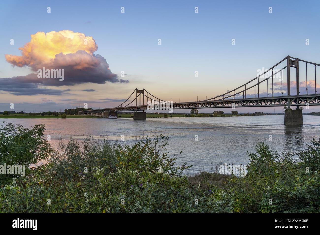 Ponte Krefeld-Uerdingen sul Reno, ponte stradale fatiscente, uso limitato dei veicoli, in fase di ristrutturazione, da sostituire, Krefeld, North Rhine-We Foto Stock