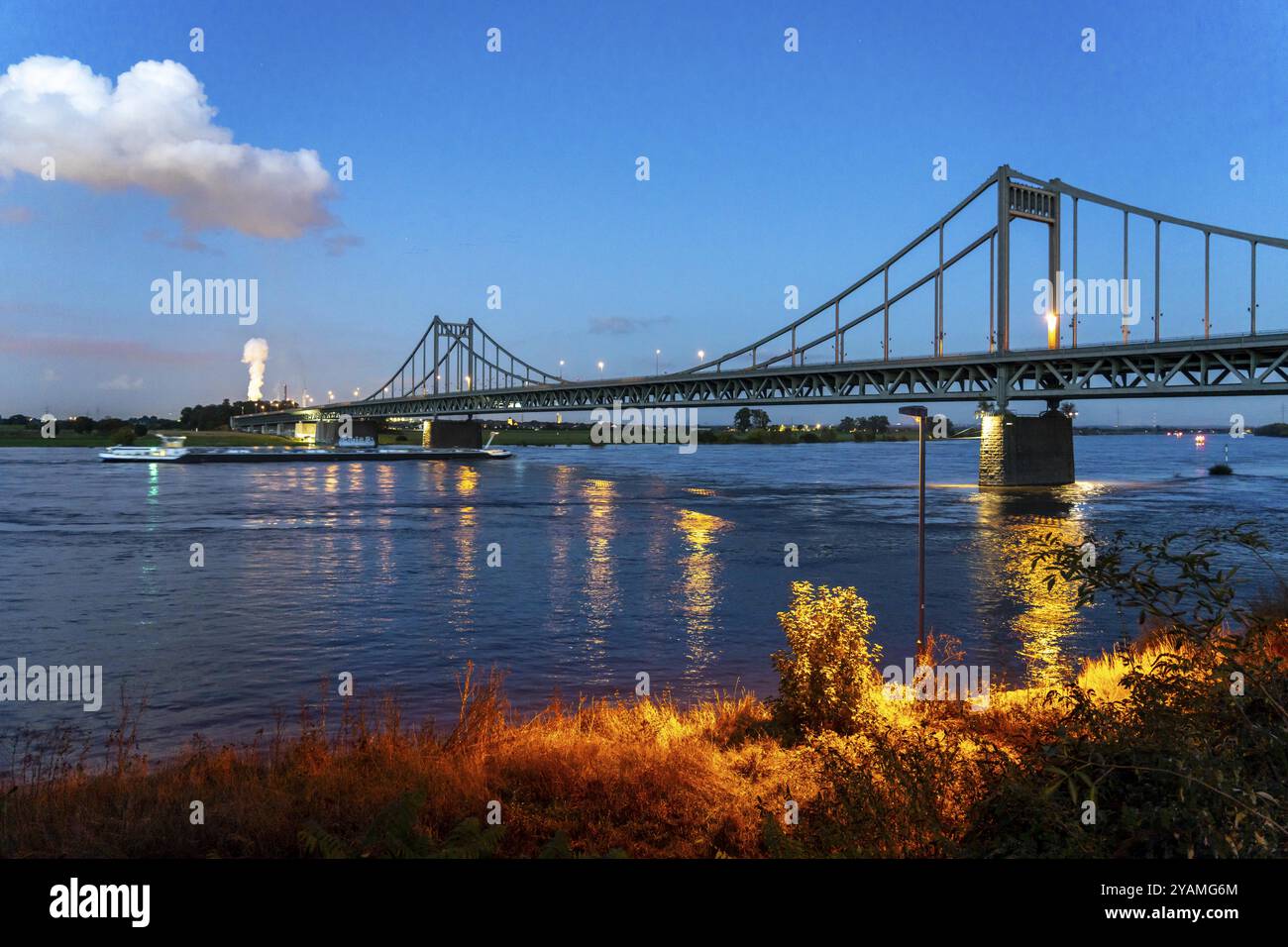 Ponte Krefeld-Uerdingen sul Reno, ponte stradale fatiscente, uso limitato dei veicoli, in fase di ristrutturazione, da sostituire, Krefeld, North Rhine-We Foto Stock