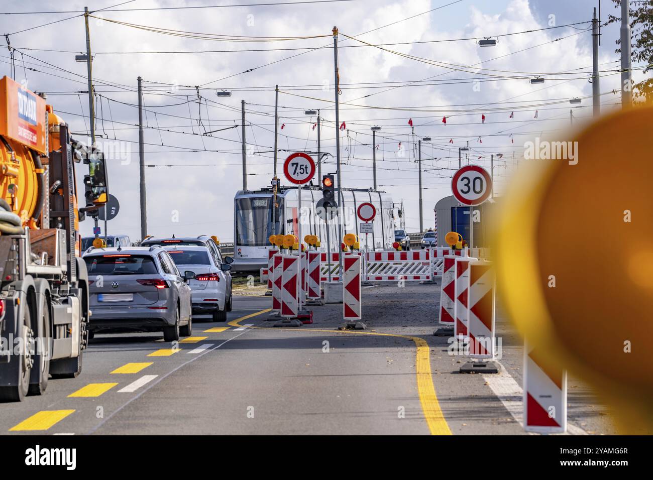Il ponte Josef-Kardinal-Frings, strada federale B1, tra Duesseldorf e Neuss, a causa di massicci danni al ponte, solo una delle due corsie direzionali è sti Foto Stock