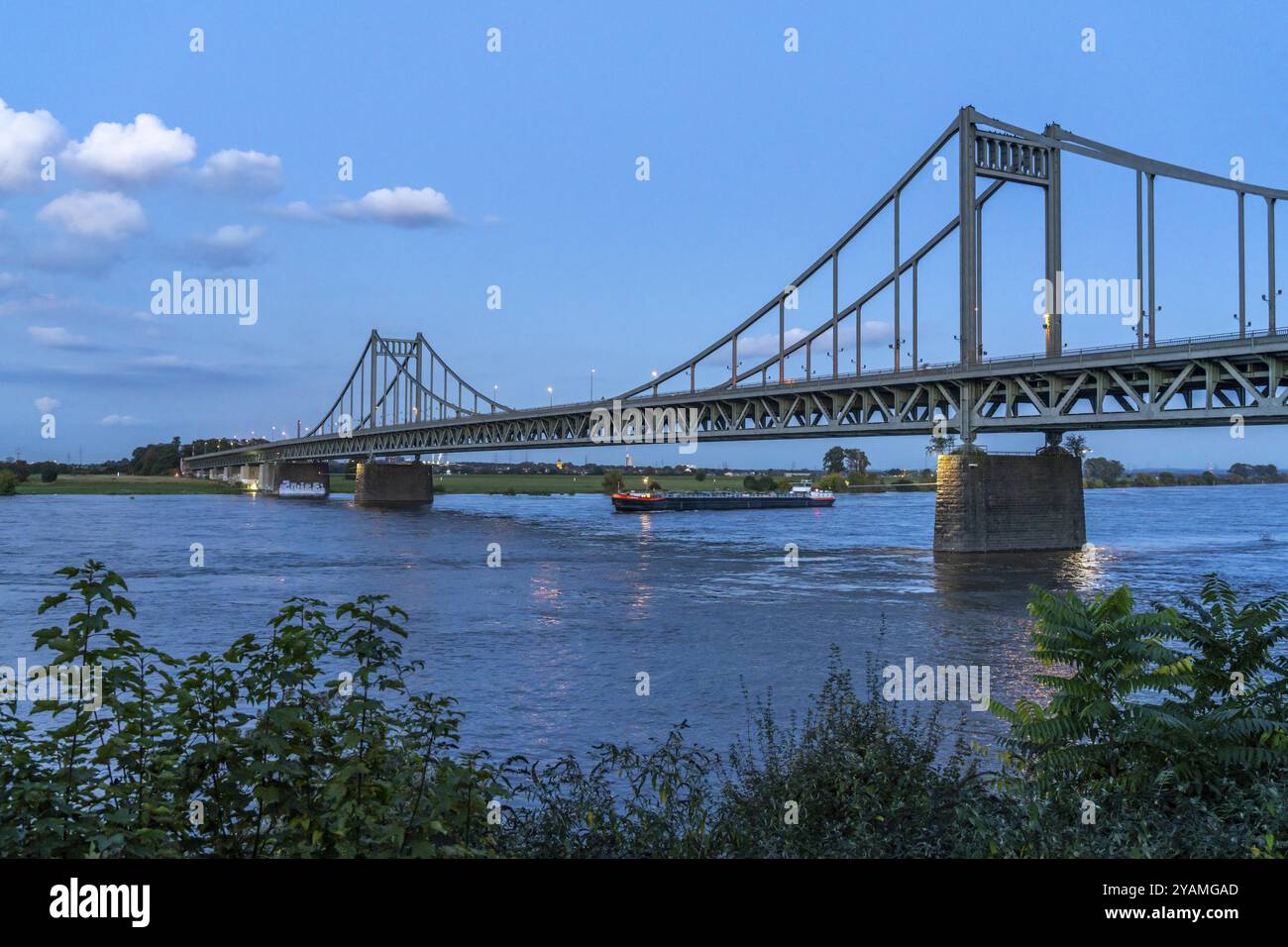 Ponte Krefeld-Uerdingen sul Reno, ponte stradale fatiscente, uso limitato dei veicoli, in fase di ristrutturazione, da sostituire, Renania settentrionale-Vestfalia Foto Stock