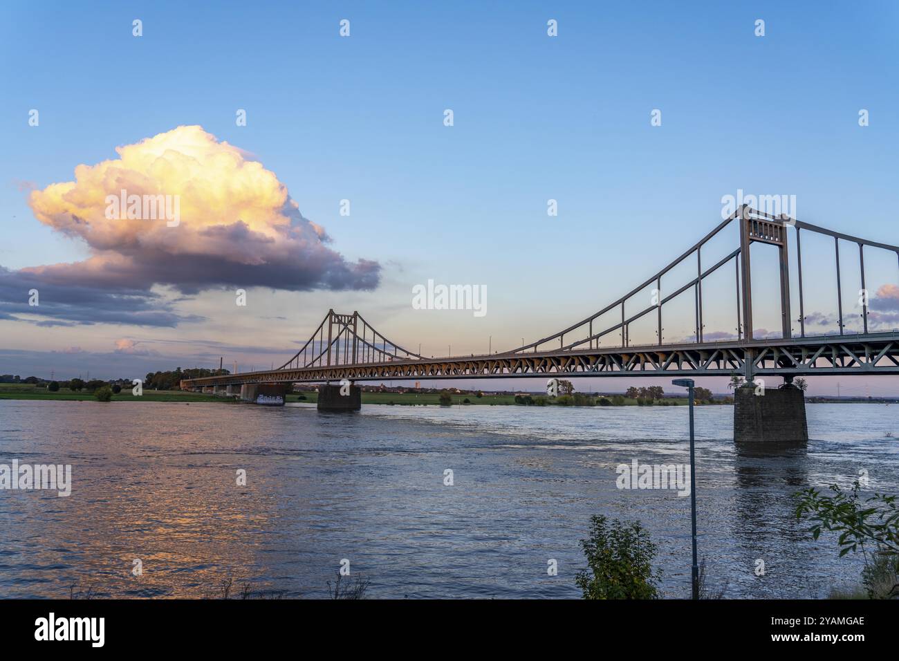 Ponte Krefeld-Uerdingen sul Reno, ponte stradale fatiscente, uso limitato dei veicoli, in fase di ristrutturazione, da sostituire, Krefeld, North Rhine-We Foto Stock